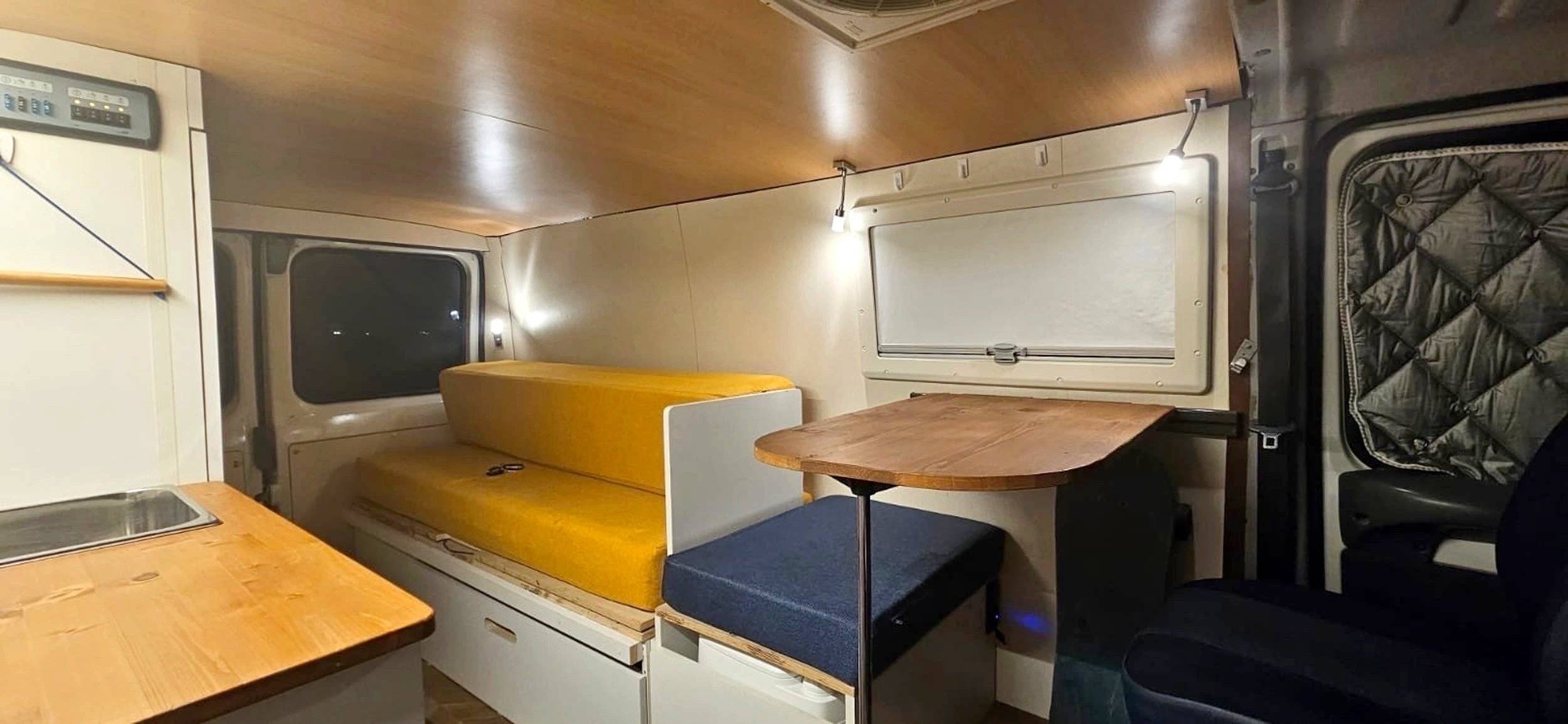 Dining Area Fiat Ducato 2,2 l JTD 100 ch. - Yescapa