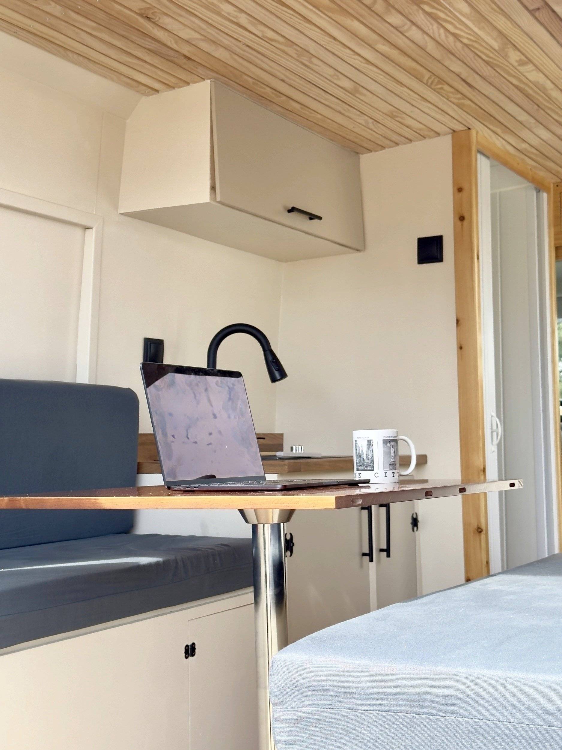 Dining Area Peugeot Boxer - Yescapa