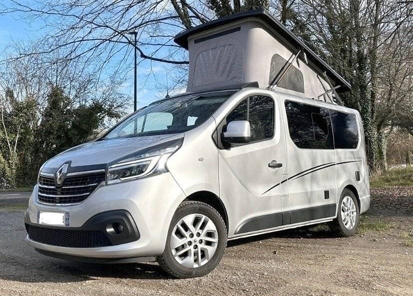 Vista frontale a ¾ Renault Renault trafic cm font t vendome - Yescapa
