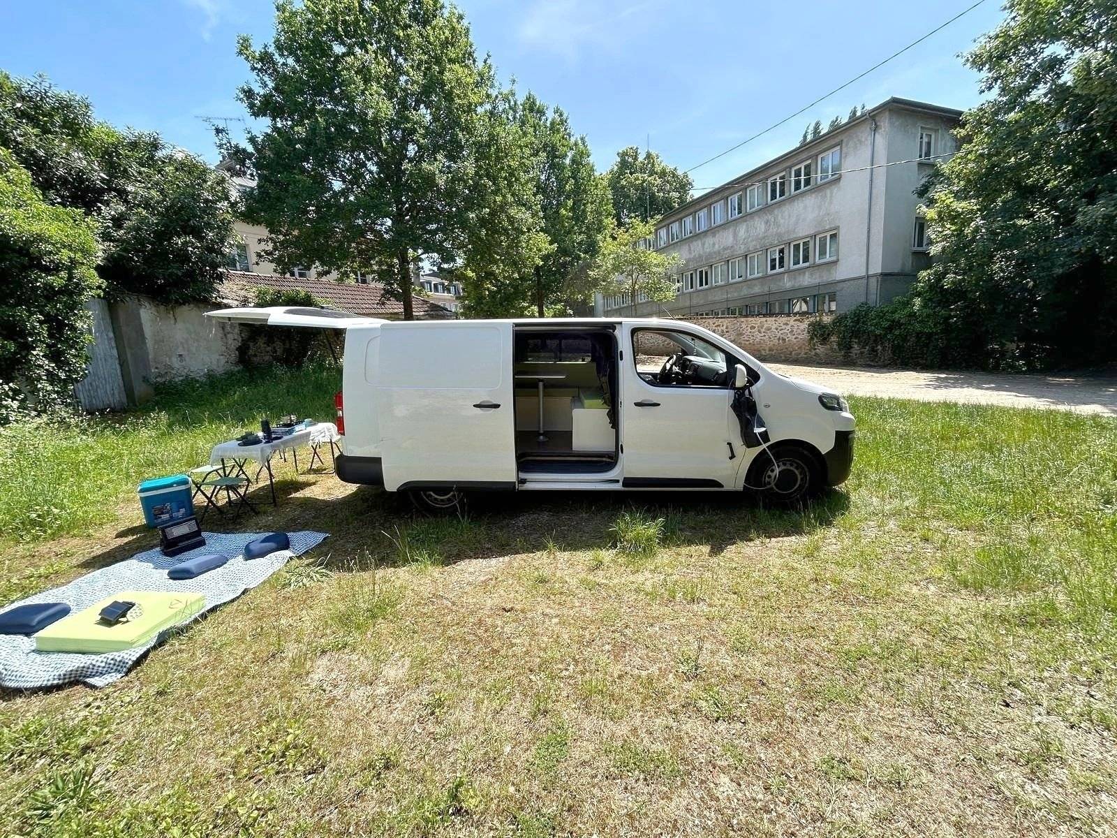 Vista del vehicle angle davanter Citroën Jumpy - Yescapa