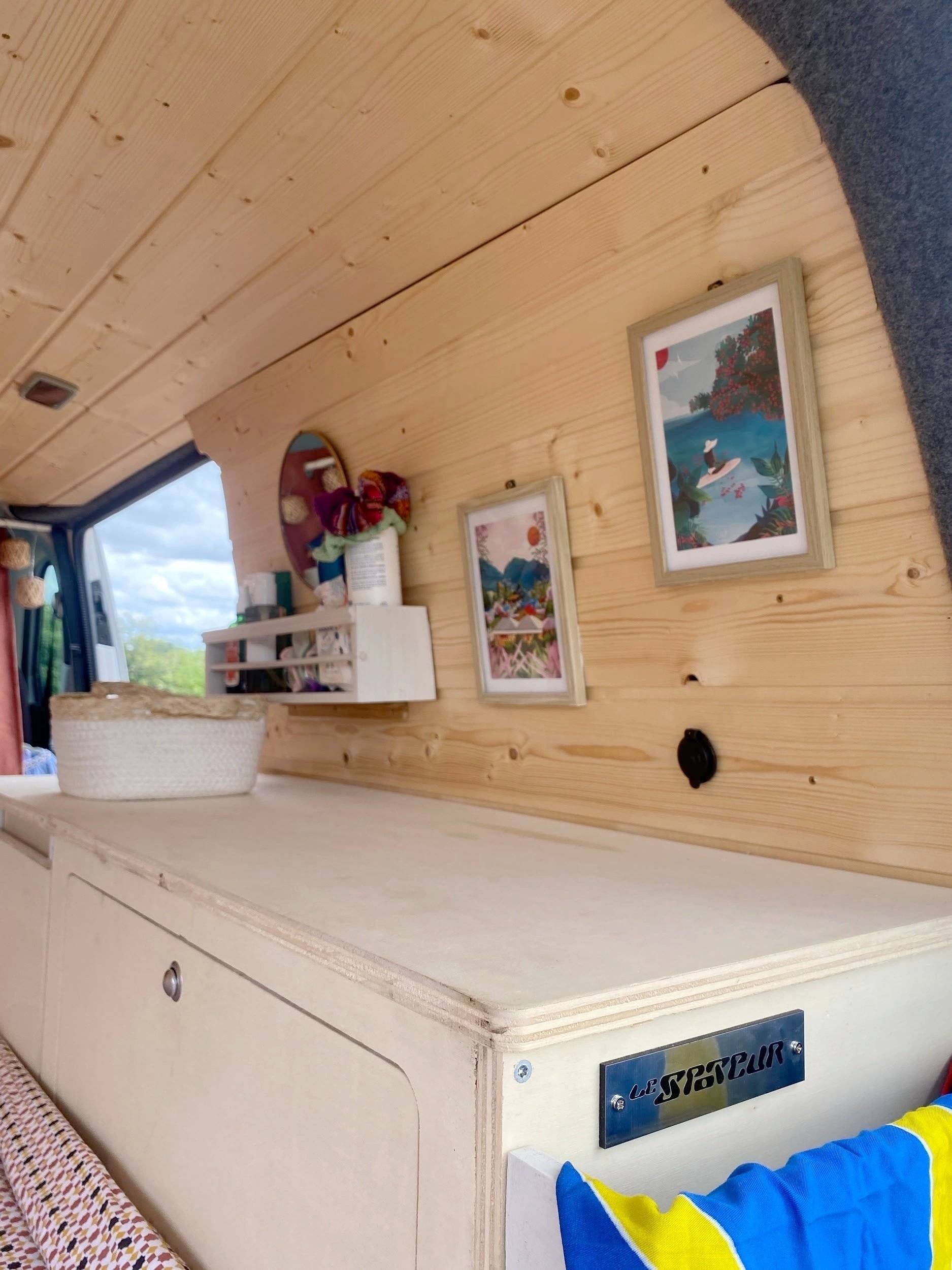 Dining Area Volkswagen transporteur T6.1 - Yescapa