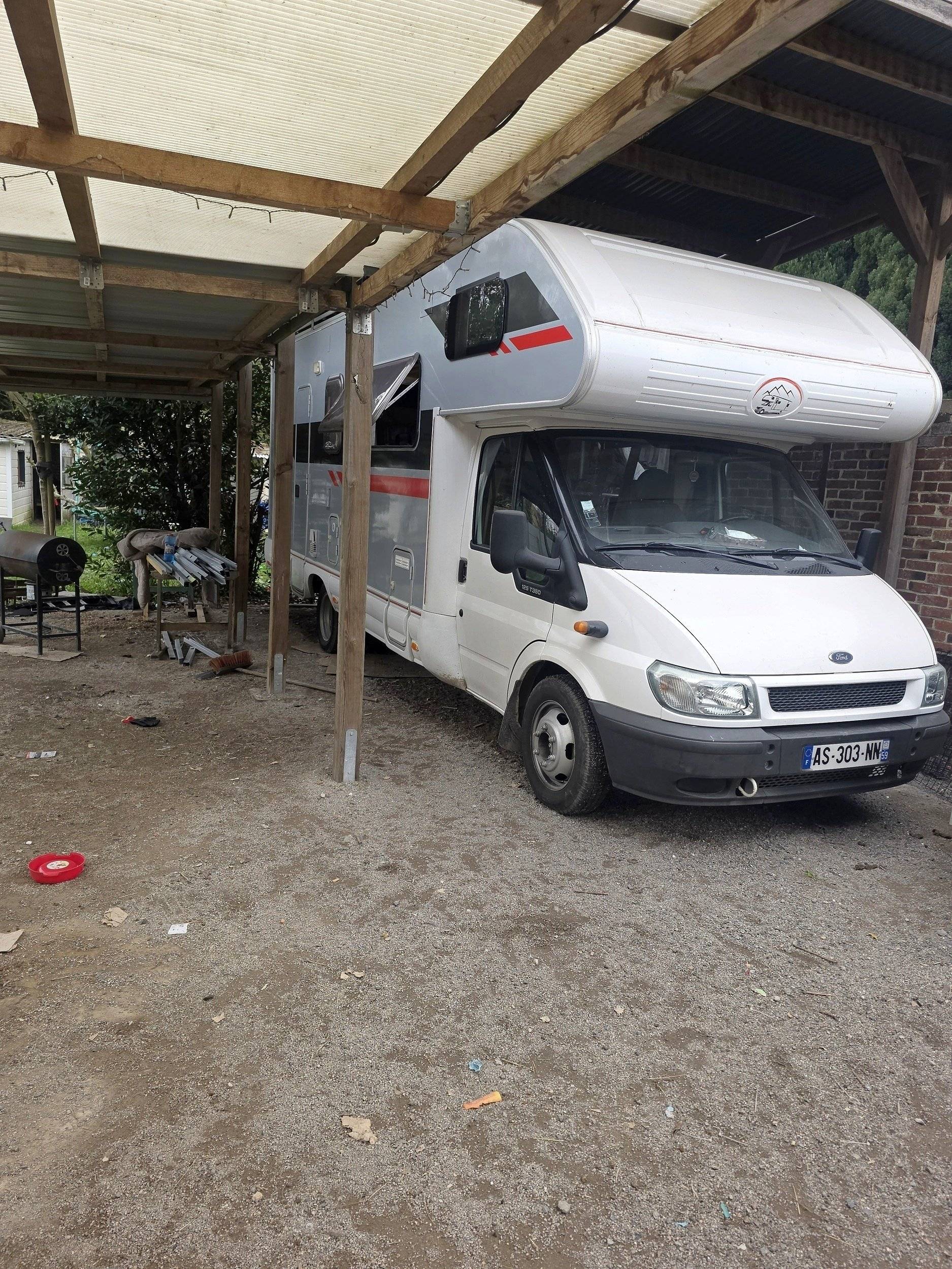Front view from 3/4 Ford - Yescapa