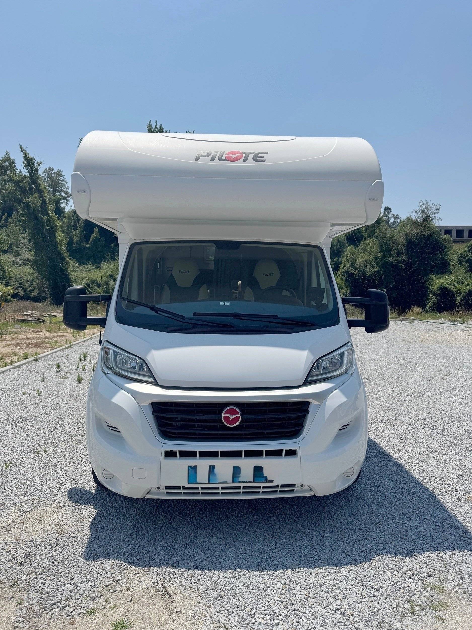 Front view from 3/4 Fiat Ducato 2,3 l 130 ch. - Yescapa