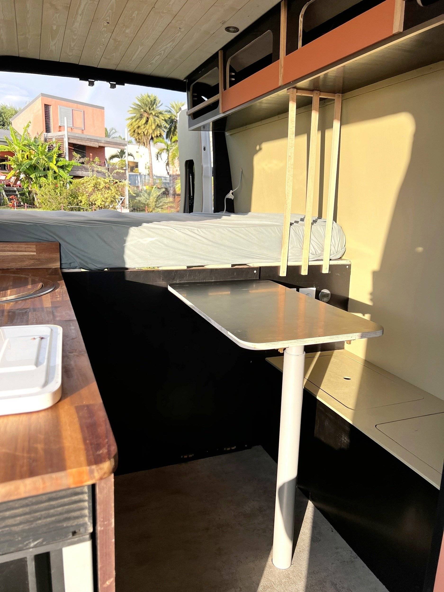 Dining Area Iveco Daily 2,3 HPI 136 ch. - Yescapa