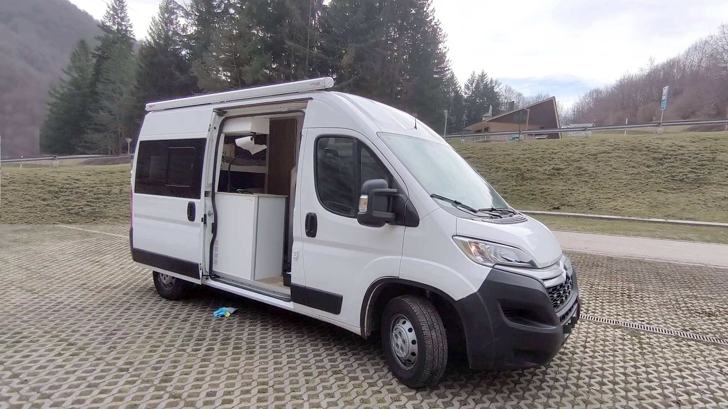 schräge Vorderansicht Citroën Jumper 2,2 l 120ch - Yescapa