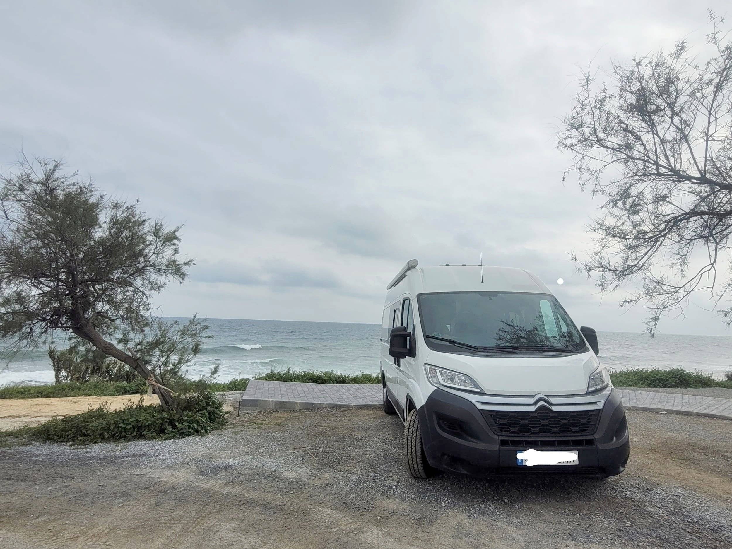 Vue avant de 3/4 Citroën Jumper 2,2 l 120ch - Yescapa