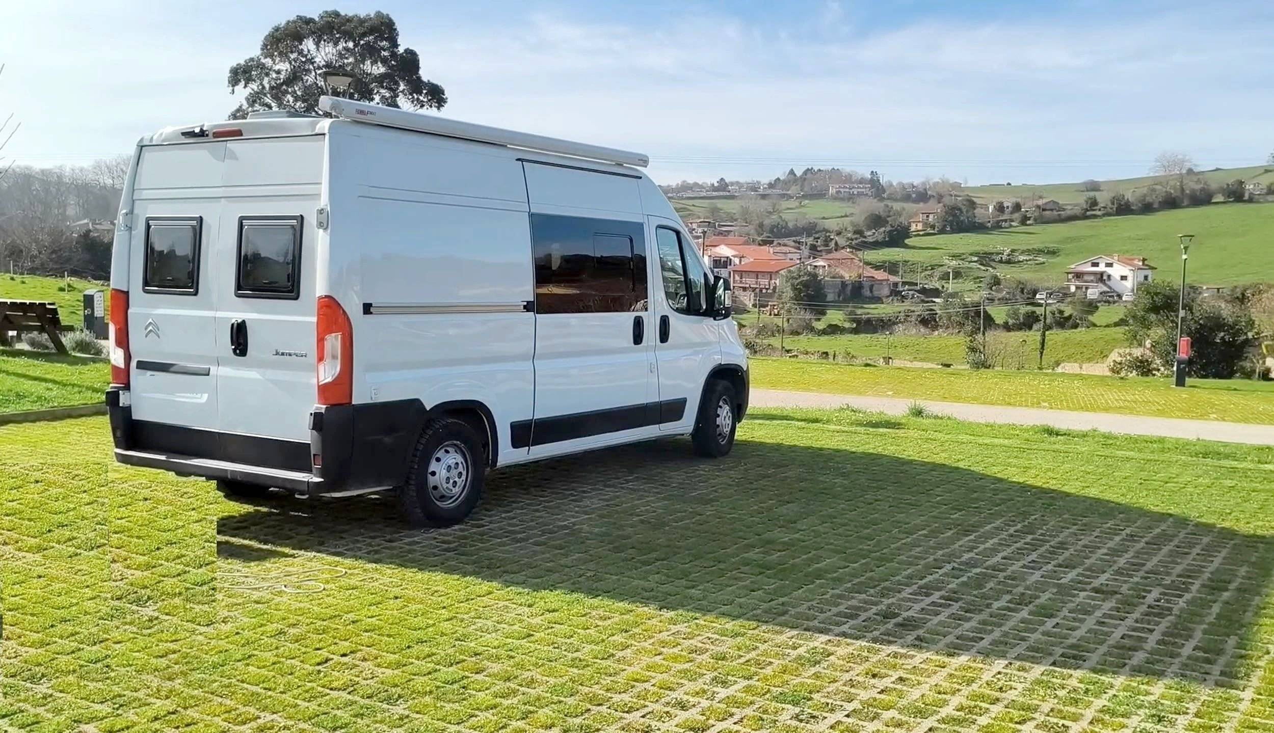 Vista del vehículo ángulo delantero Citroën Jumper 2,2 l 120ch - Yescapa