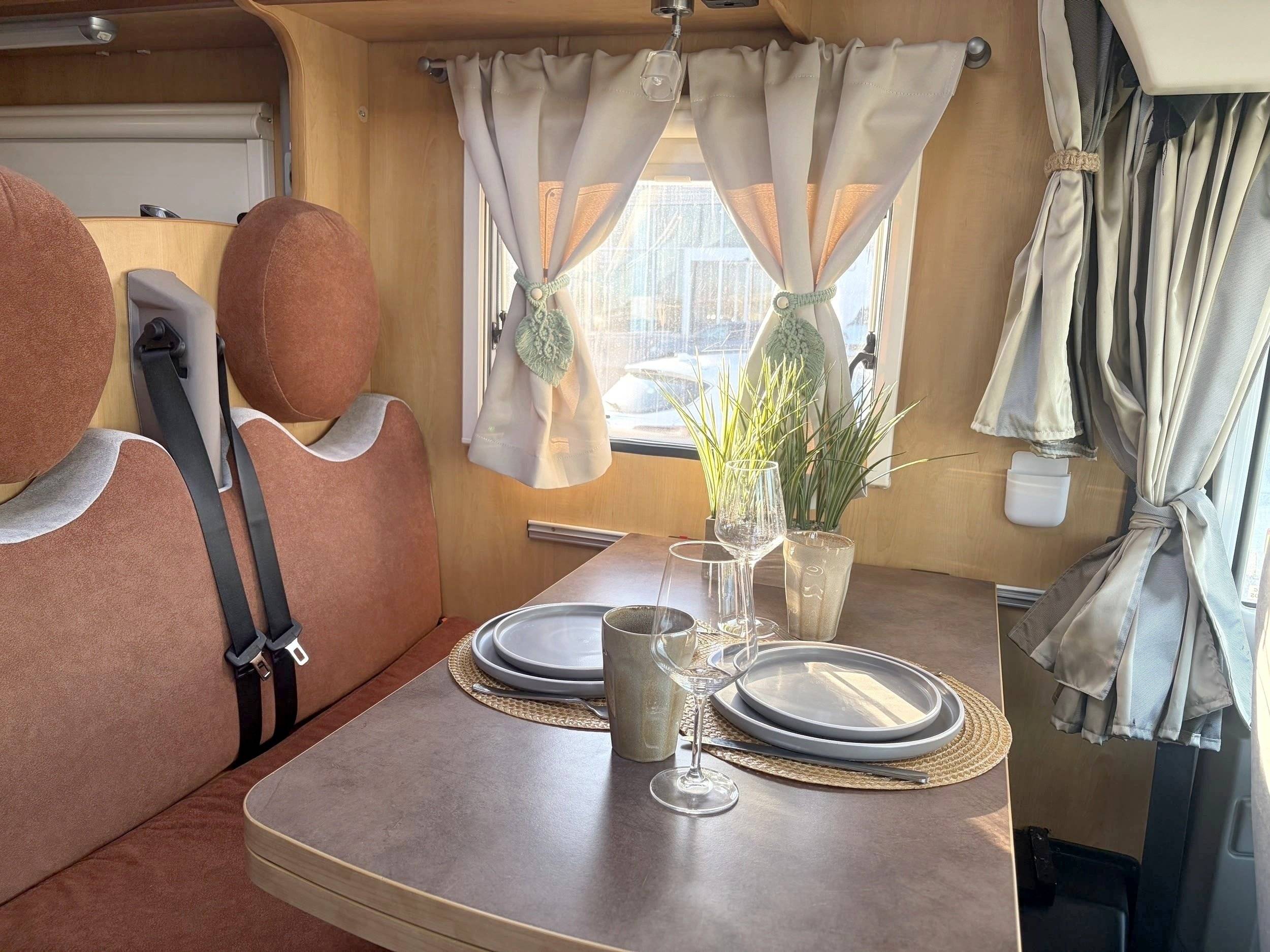 Dinette Fiat Ducato 2,3 l 130 ch - Yescapa