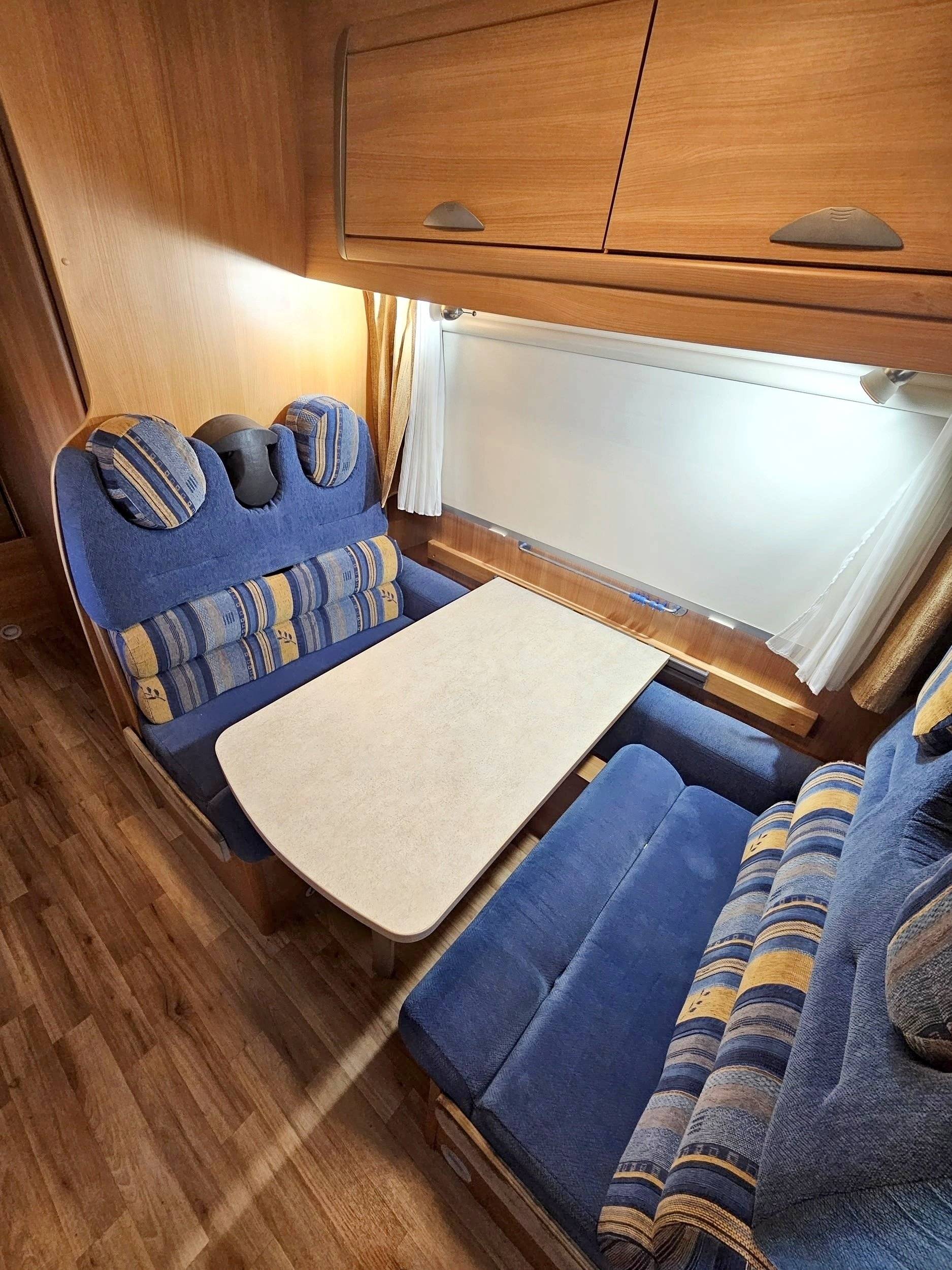 Dining Area Ford Transit 2,2 l TDCi 130 ch. - Yescapa