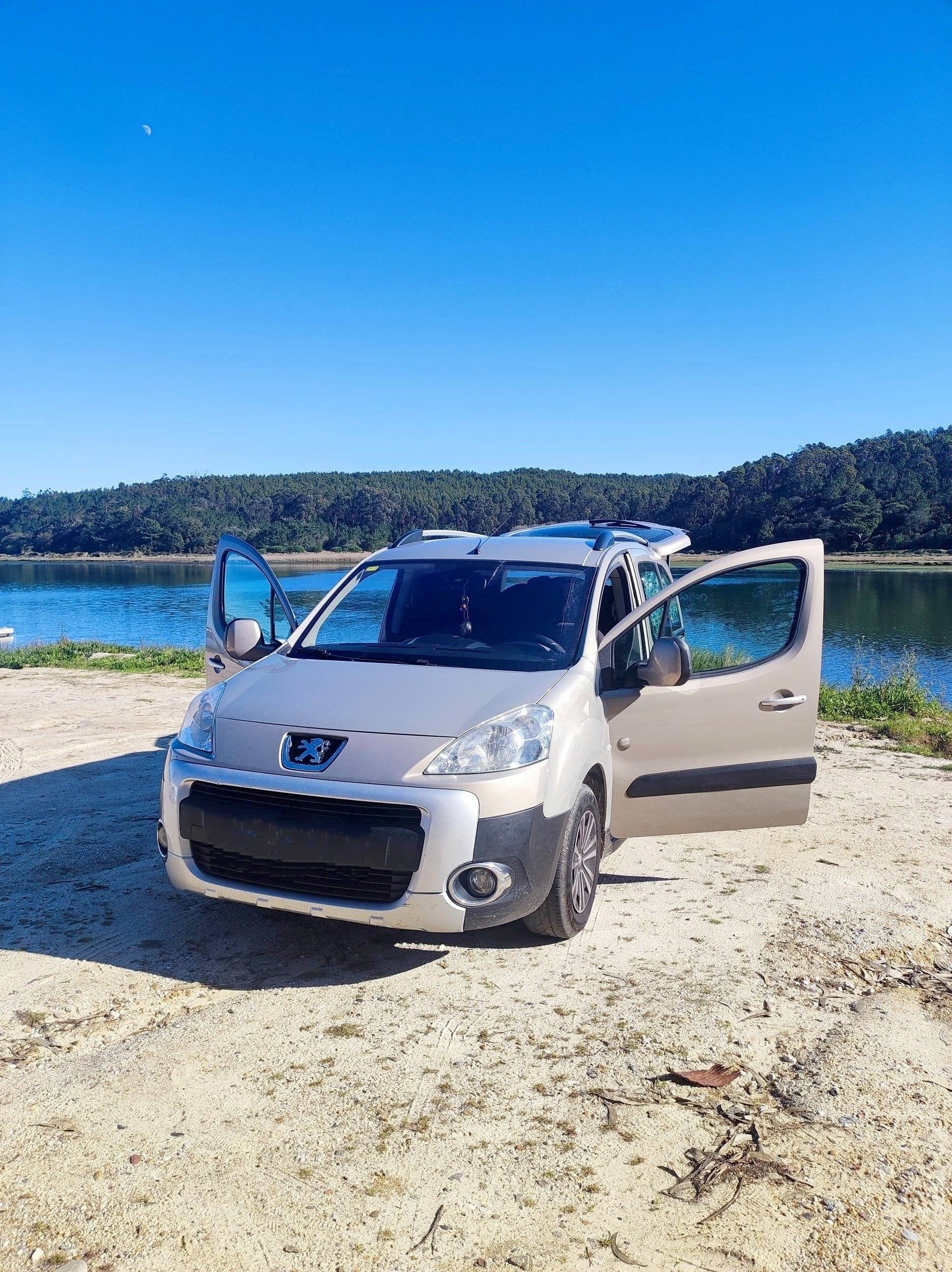 schräge Vorderansicht Peugeot  Peugeot Partner Tepee - Yescapa