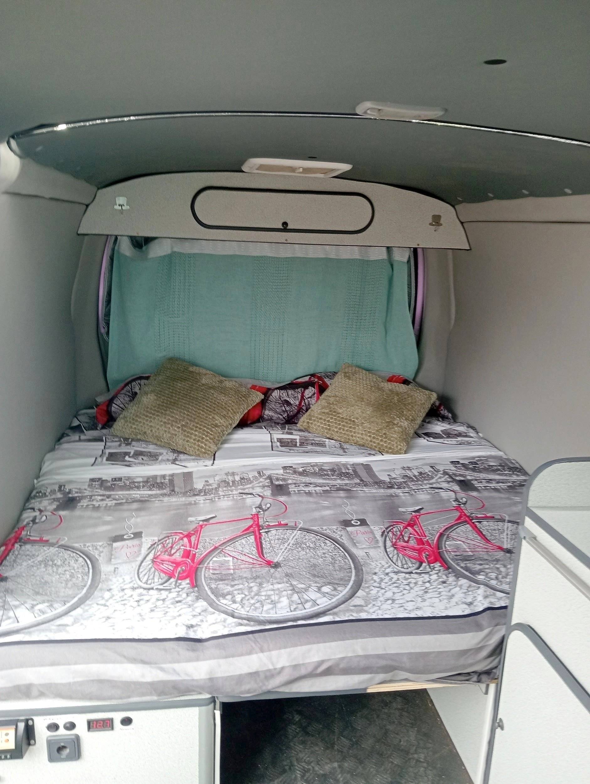 Berth Toyota Hiace - Yescapa
