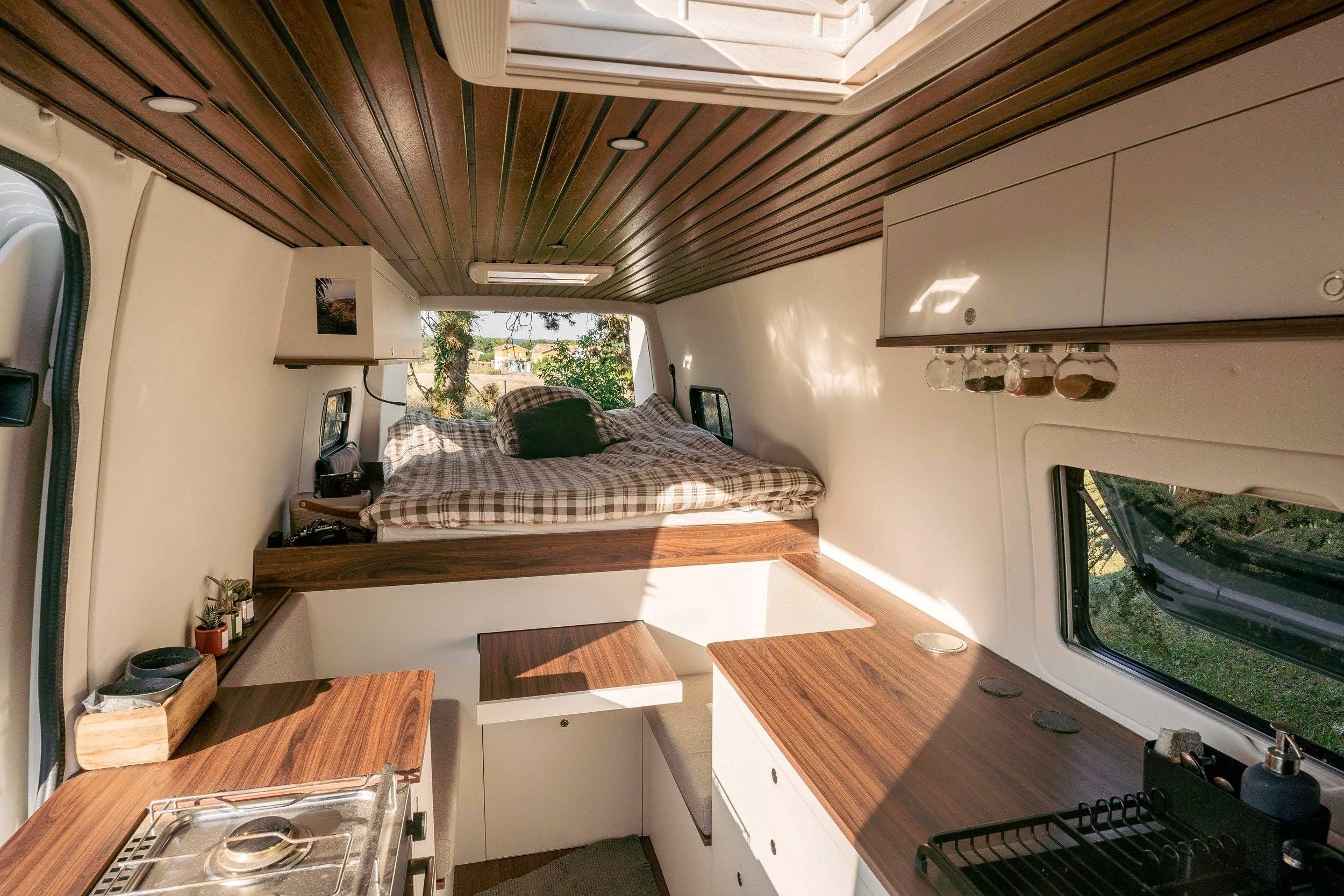 Dining Area Mercedes Sprinter 2,2 143 ch - Yescapa