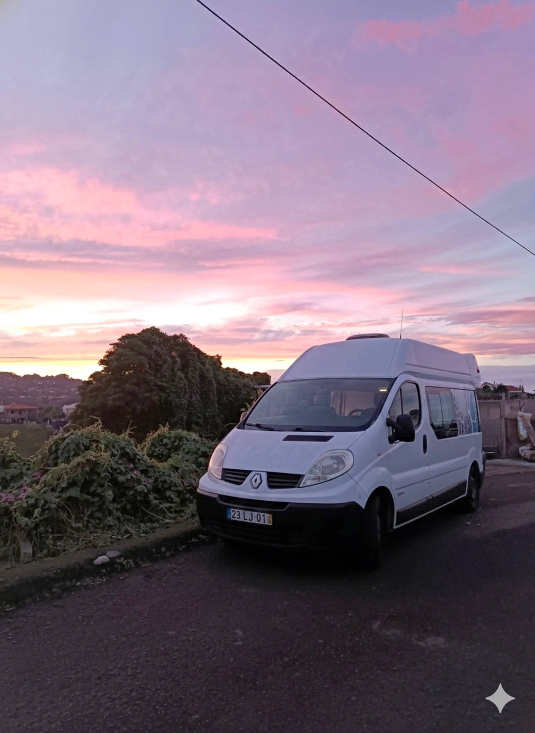Vue avant de 3/4 Renault Trafic 2 l 90 ch - Yescapa