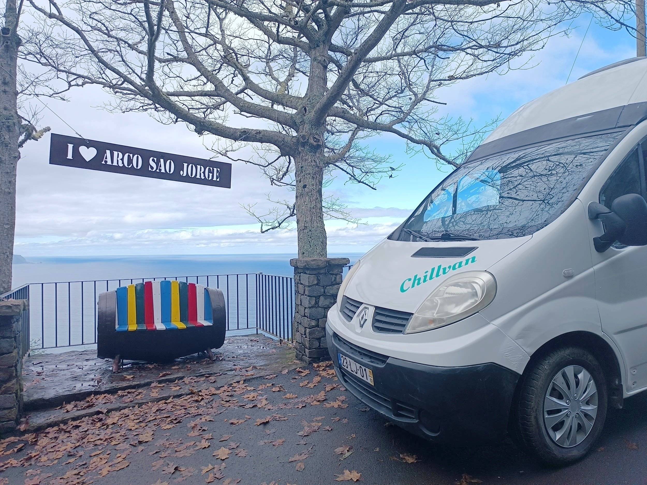 Vue avant de 3/4 Renault Trafic 2 l 90 ch - Yescapa