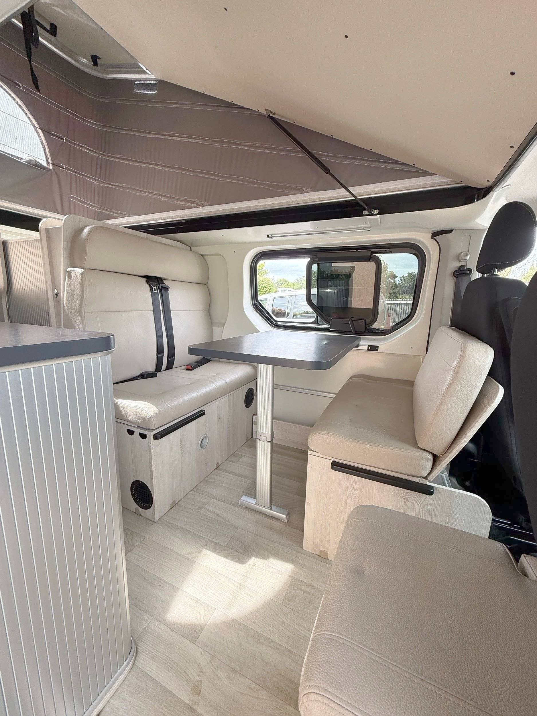 Comedor Renault Trafic3 L2H1 1,6 l 140 ch - Yescapa