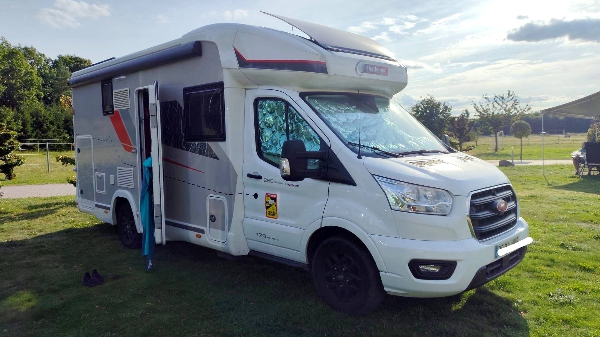 Front view from 3/4 Ford Transit 2,4 l TDCi 140 ch. - Yescapa