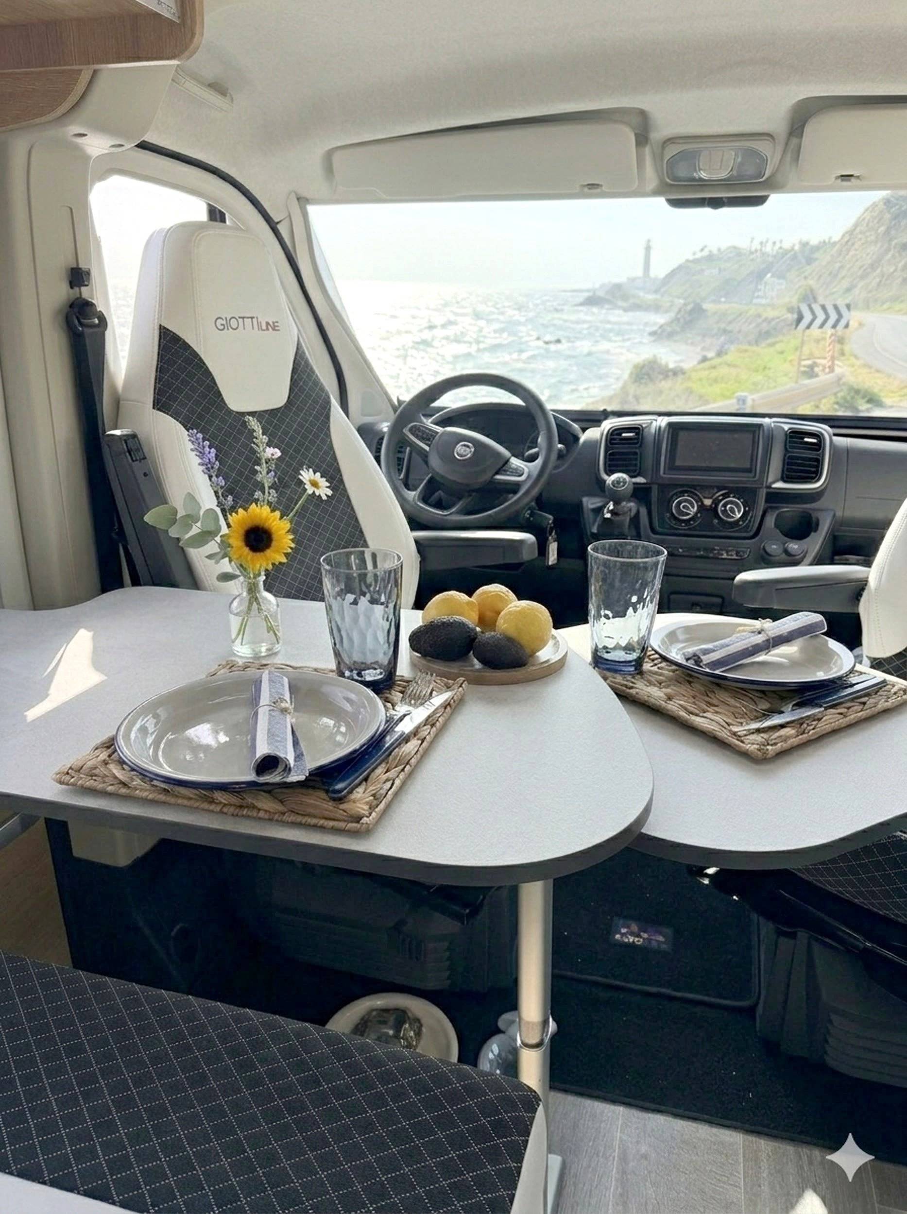 Dining Area Peugeot Boxer - Yescapa