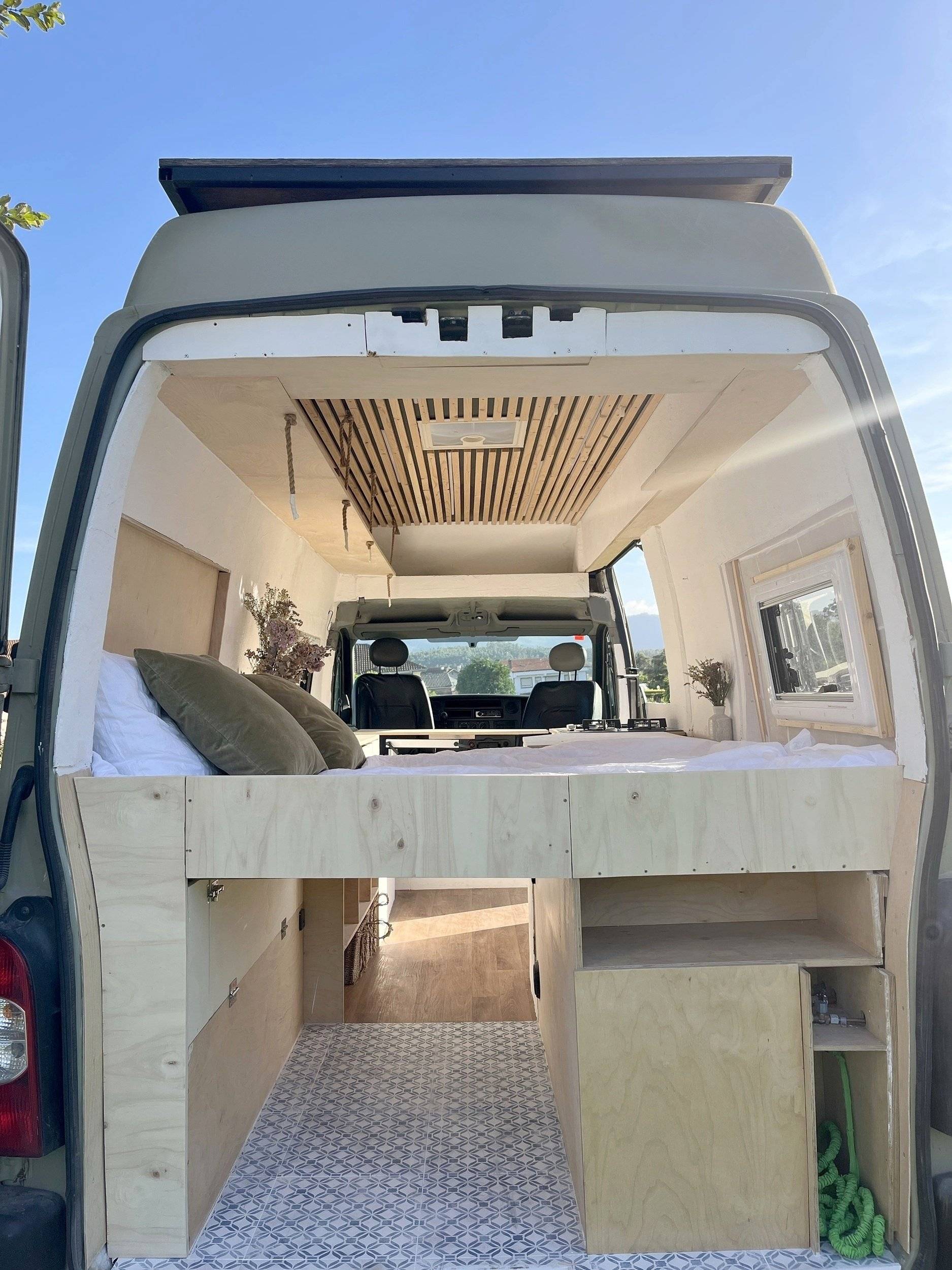 Vista posteriore Renault Master 2,5 l dCi 150 ch. - Yescapa