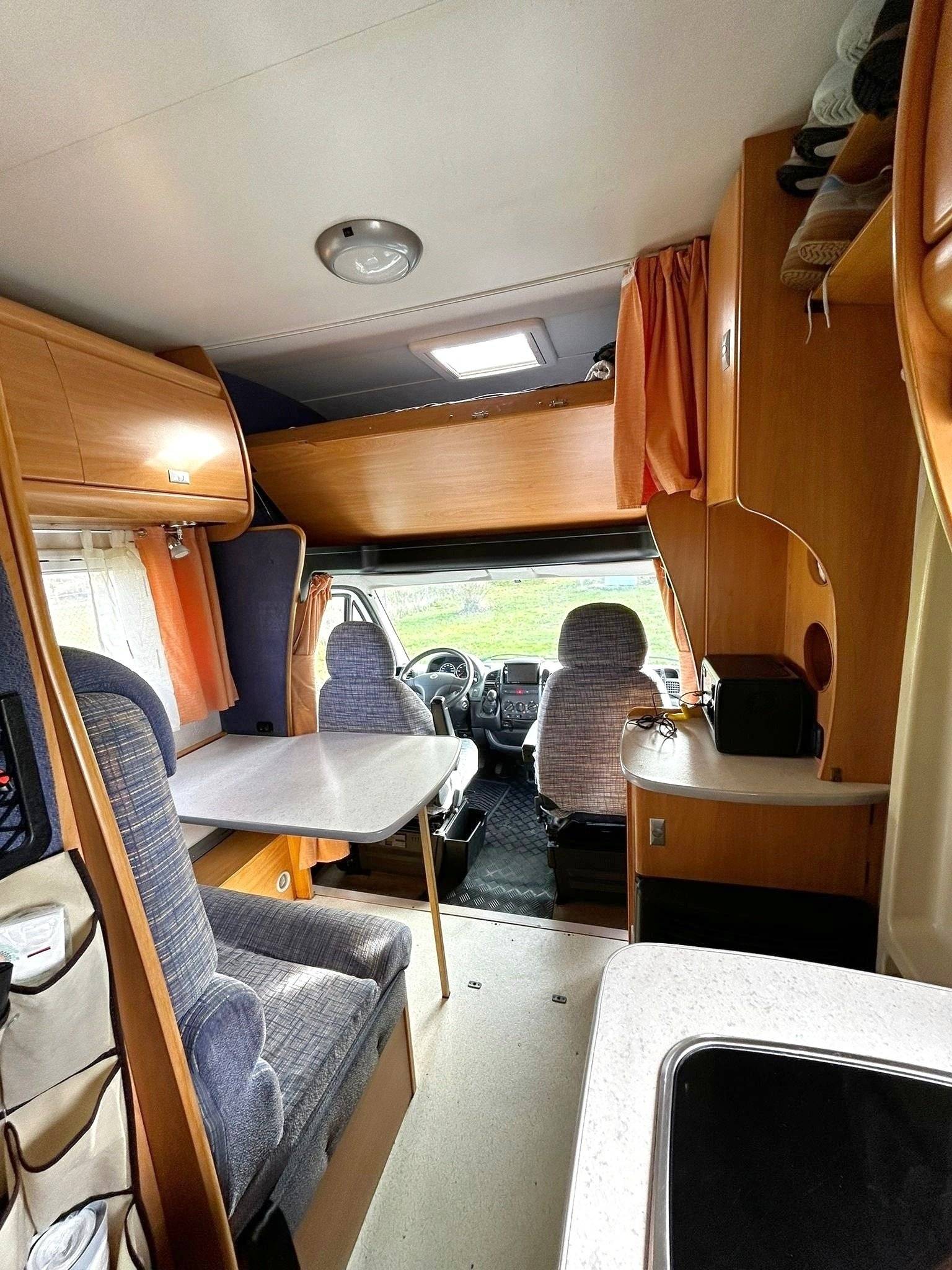 Área de jantar Fiat Ducato 2,2 l JTD 100 ch. - Yescapa