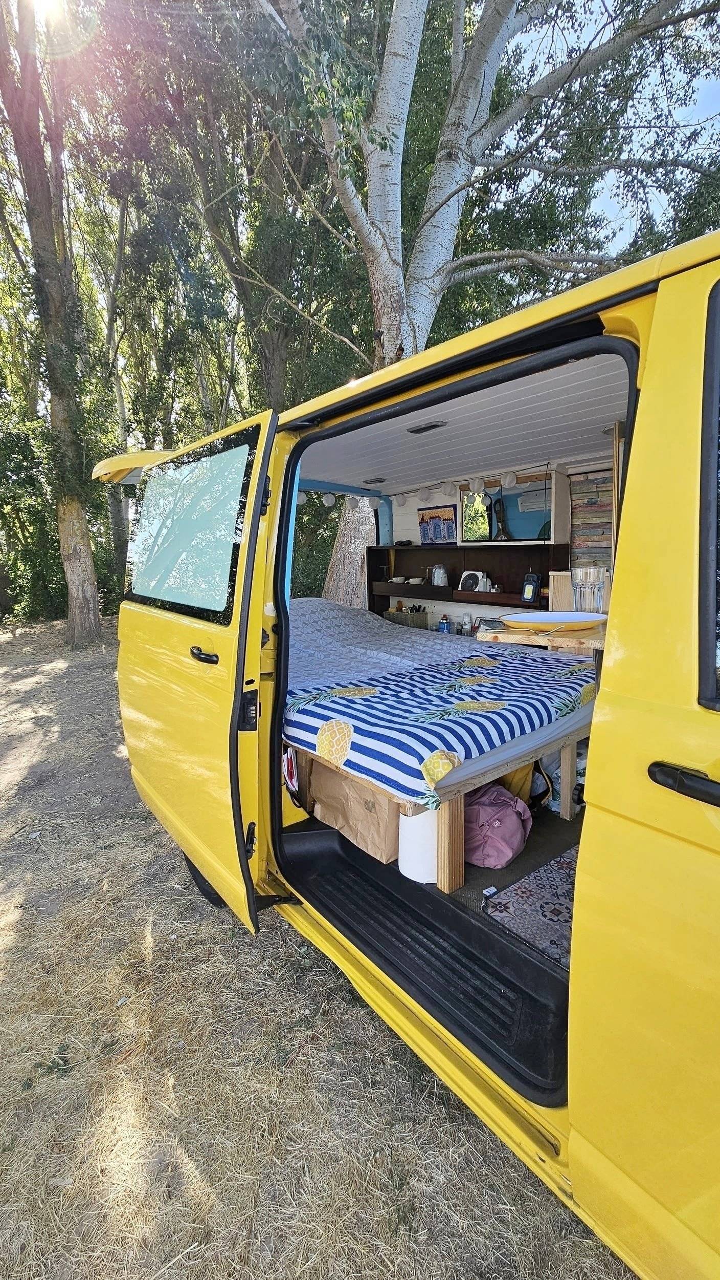 Dinette Volkswagen Transporter T5 1.9 TDI - Yescapa
