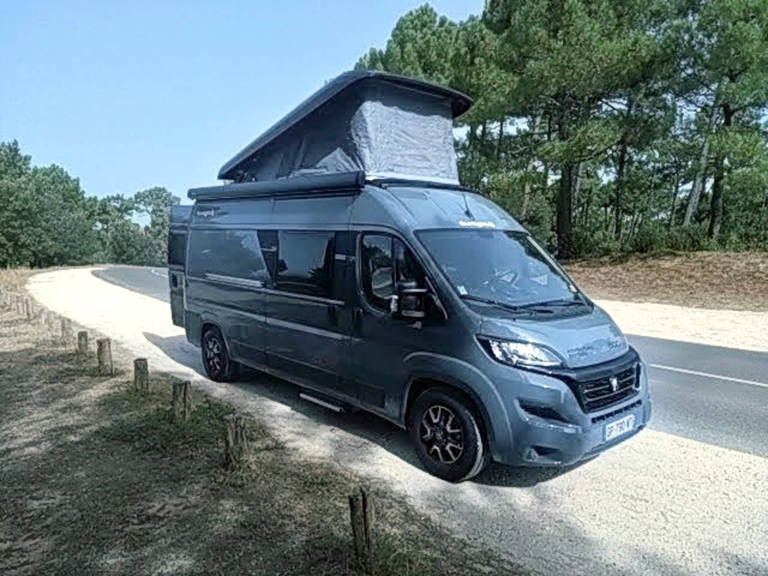 Vue avant de 3/4 Fiat Ducato 2,2 l 120 ch - Yescapa