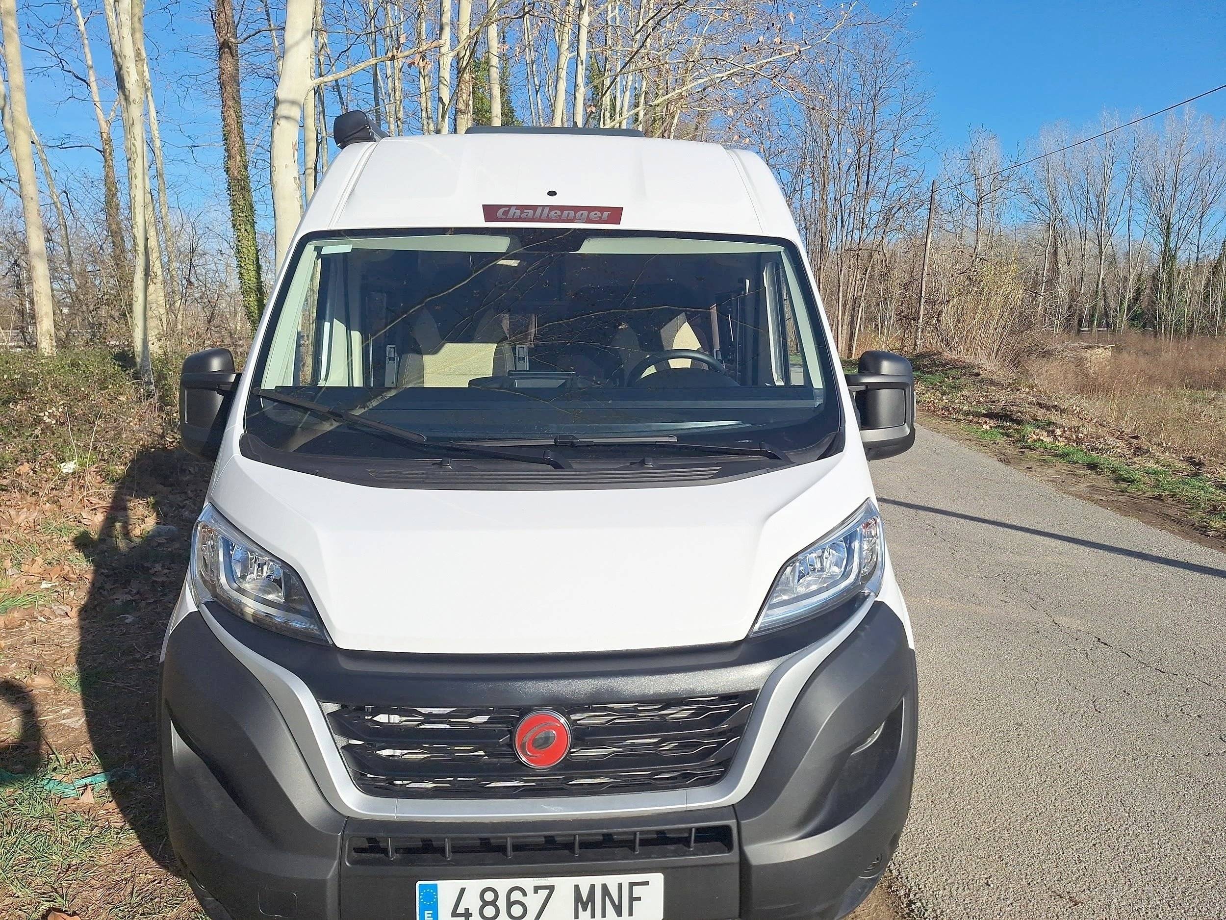 schräge Vorderansicht Fiat Ducato 2,3 l 140 CV - Yescapa
