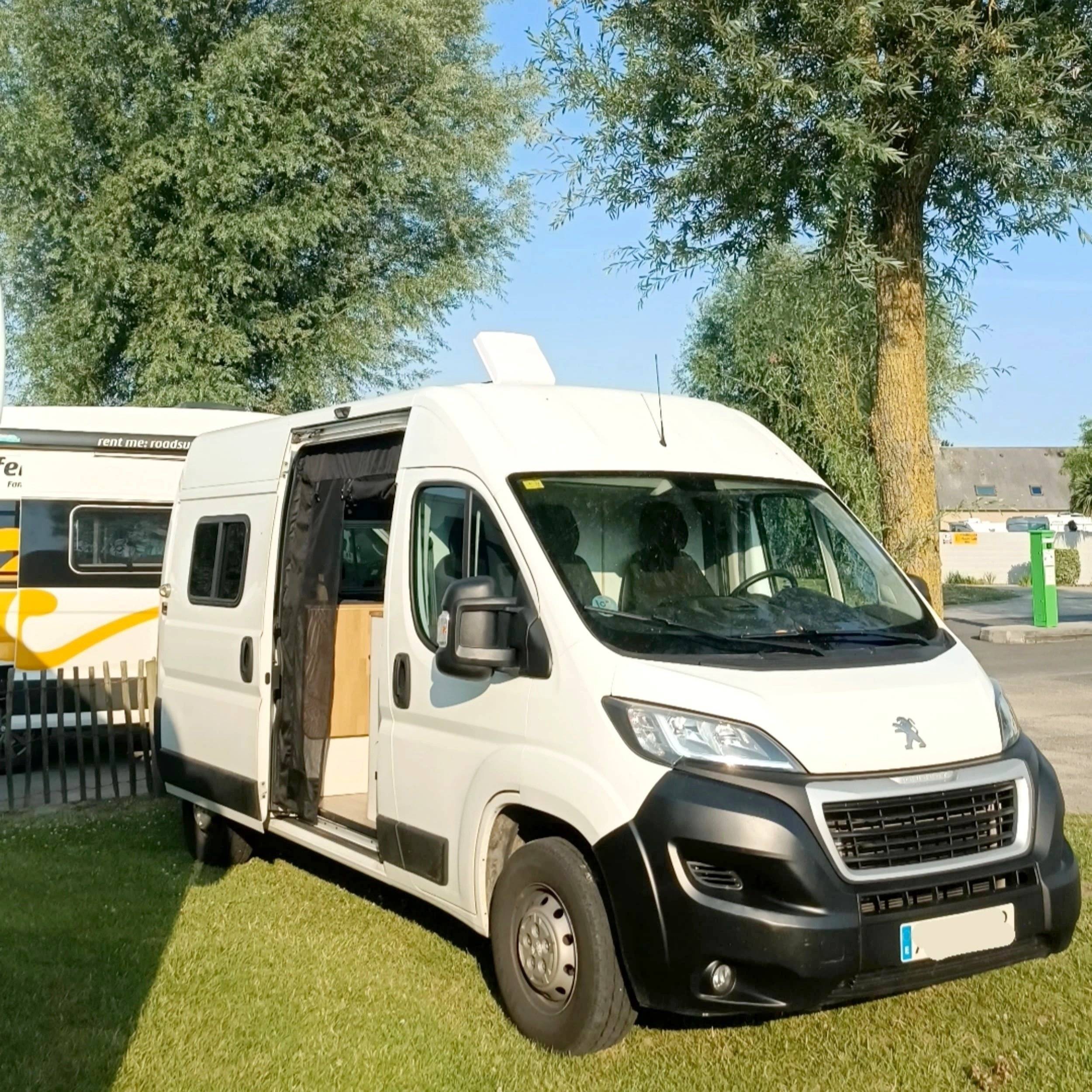Vista de 3/4 Peugeot BOXER L2H2 - Yescapa