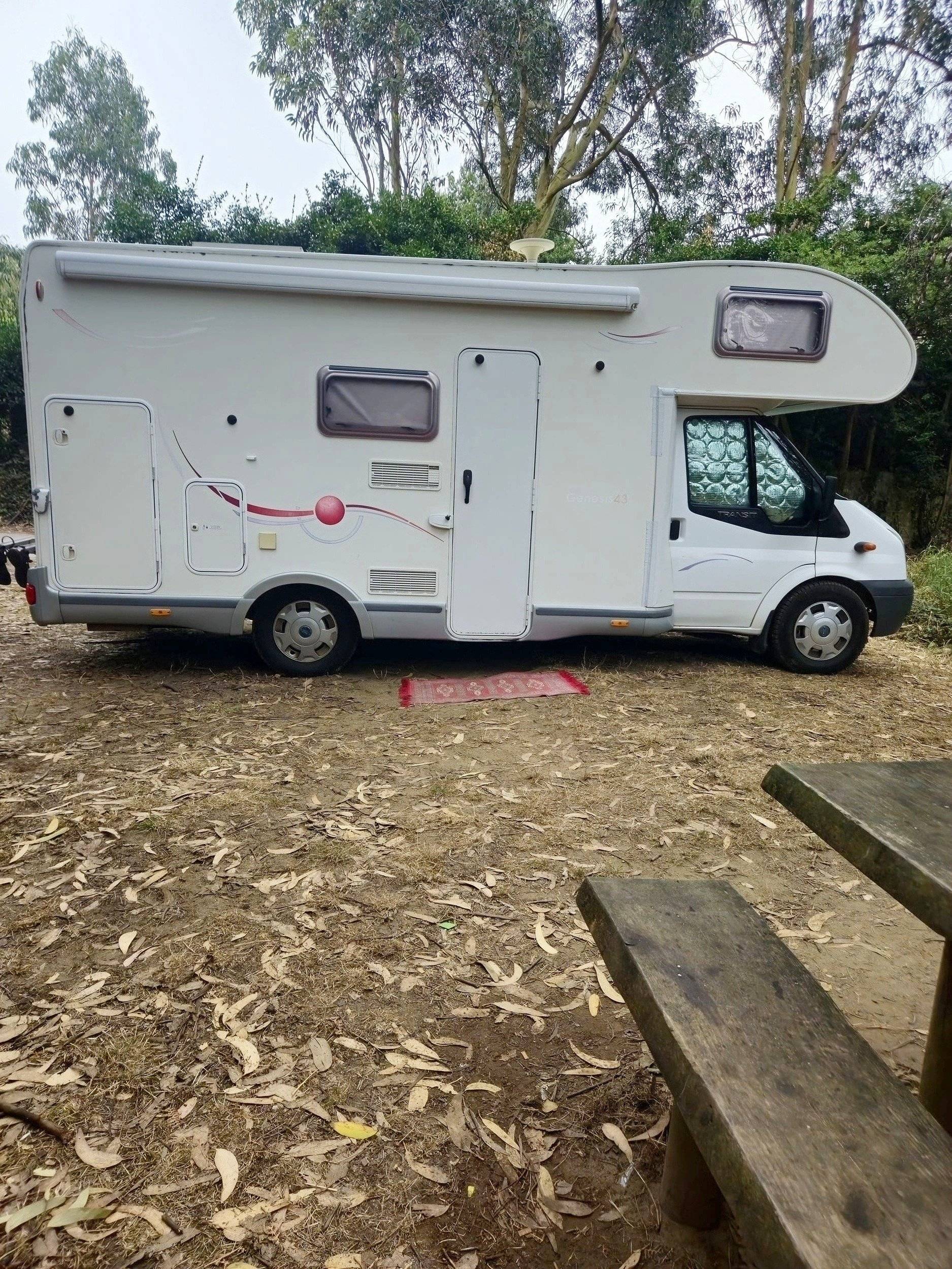 Ansicht von hinten Ford Transit 2,2 l TDCi 130 ch. - Yescapa