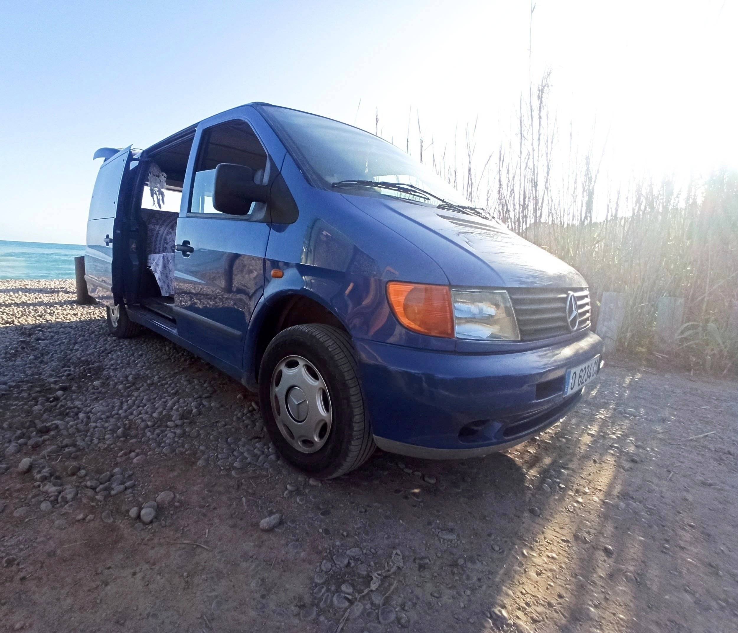 Vue avant de 3/4 Mercedes Vito 110D - Yescapa