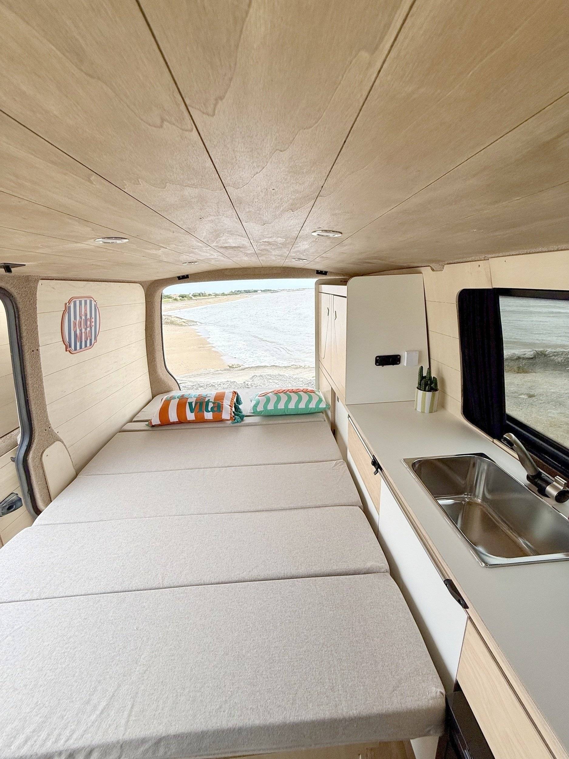 Berth Volkswagen T5 2,0 l 102 ch - Yescapa