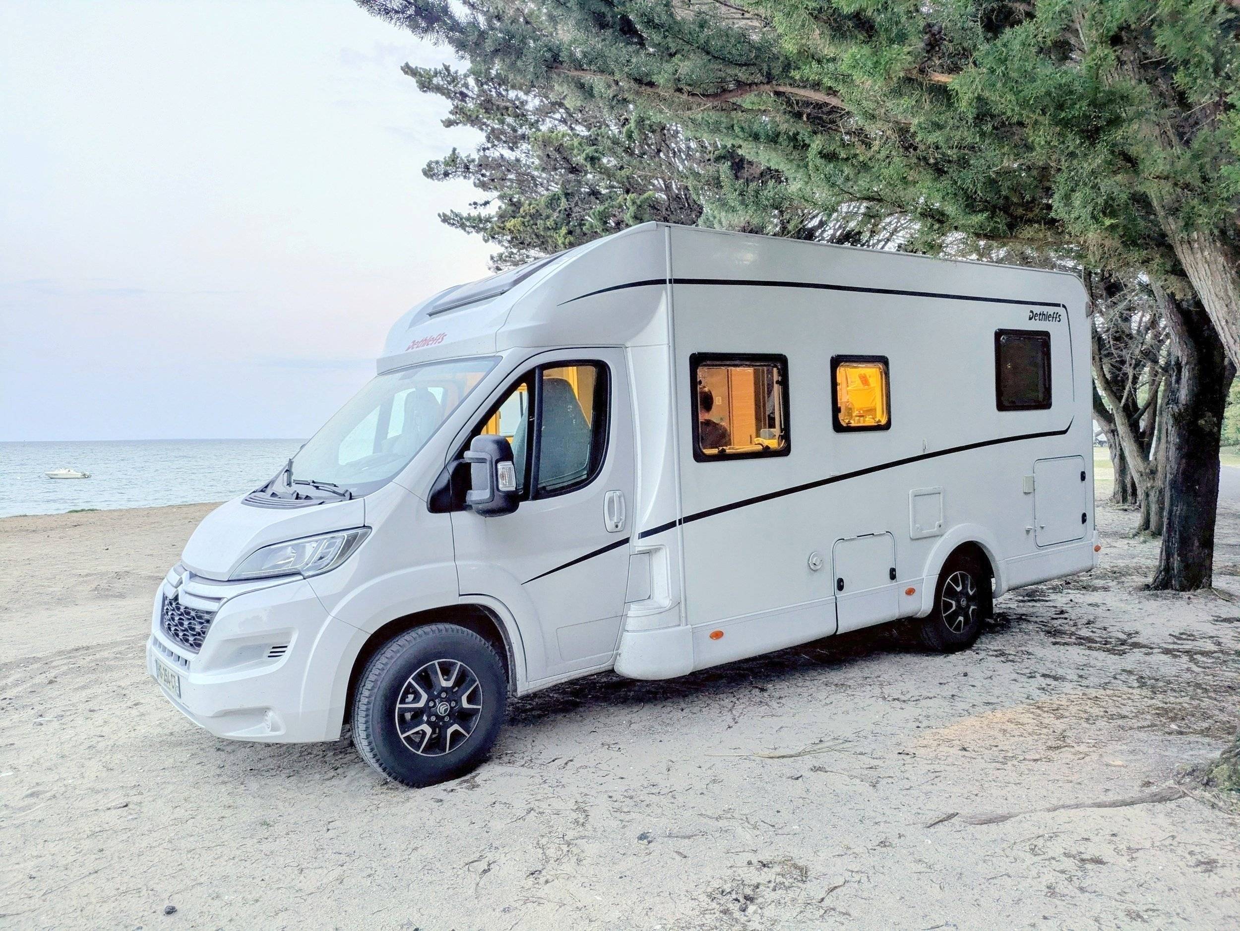 Vista de 3/4 Citroën Jumper 2,2 l 165 ch - Yescapa