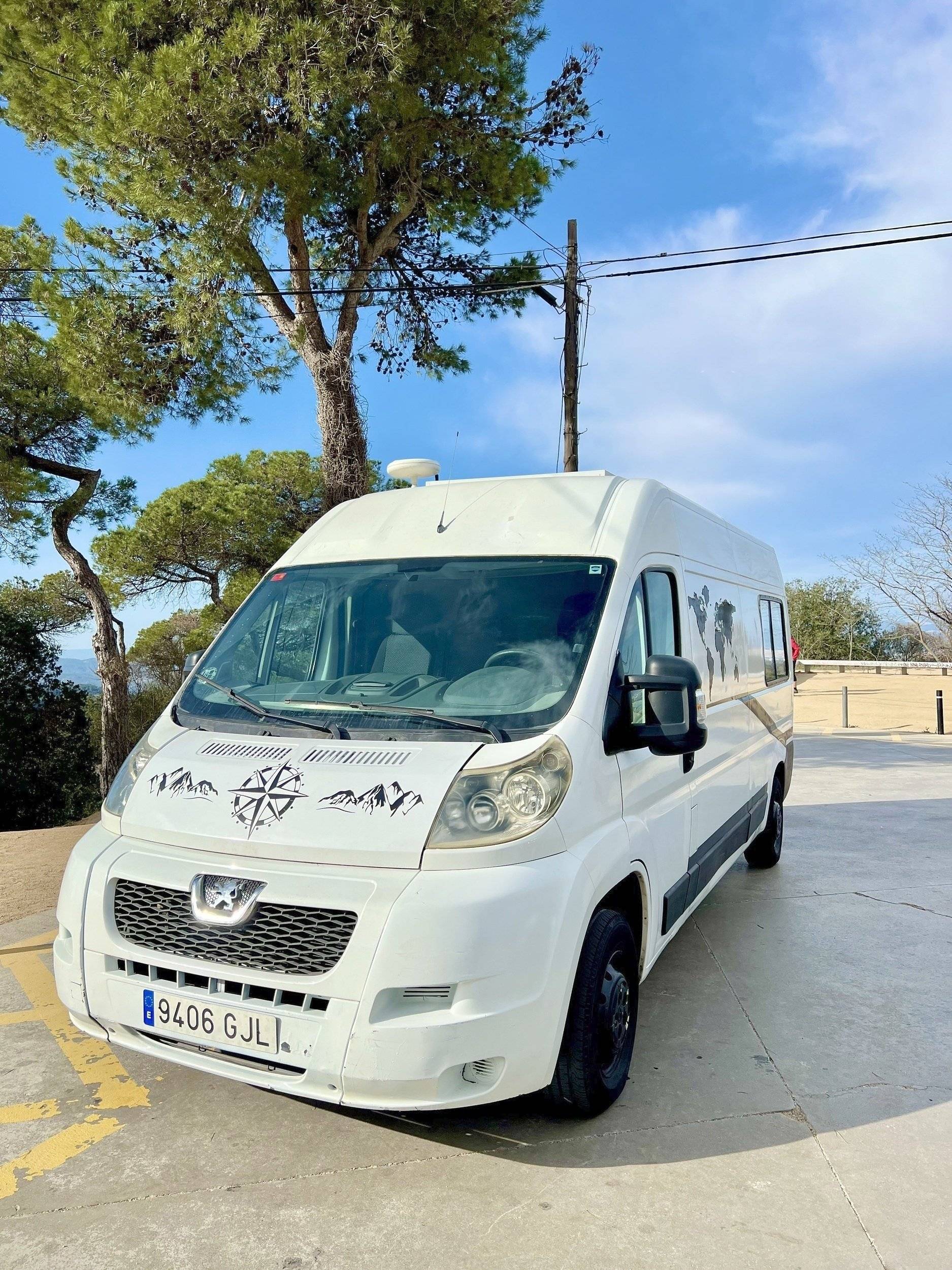 Voorkant 3/4 Peugeot Boxer Furgon Pack 335 L3 H2 BHDI 140 S&amp;S 6 Vel. MA - Yescapa