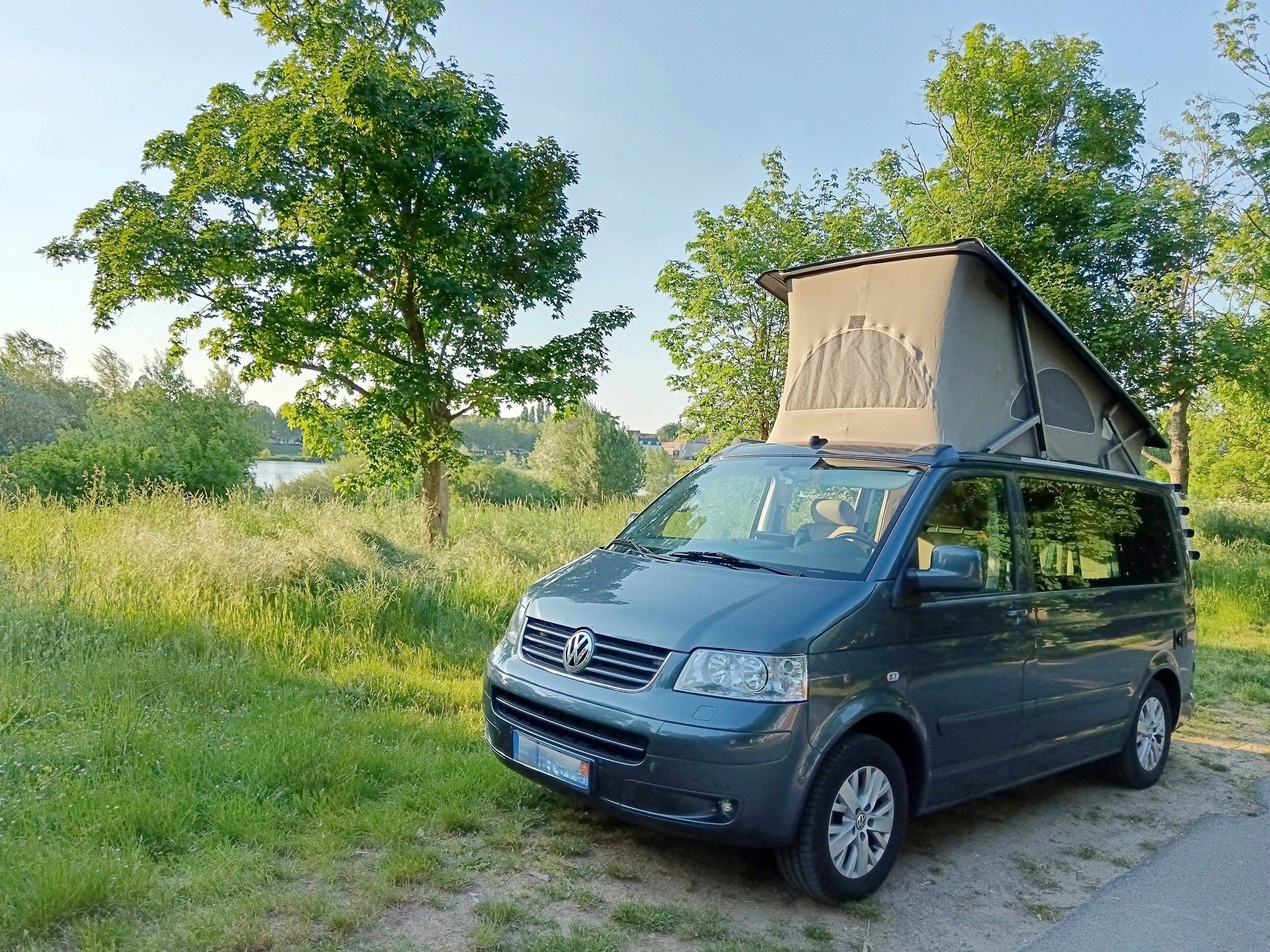 schräge Vorderansicht Volkswagen California - Yescapa
