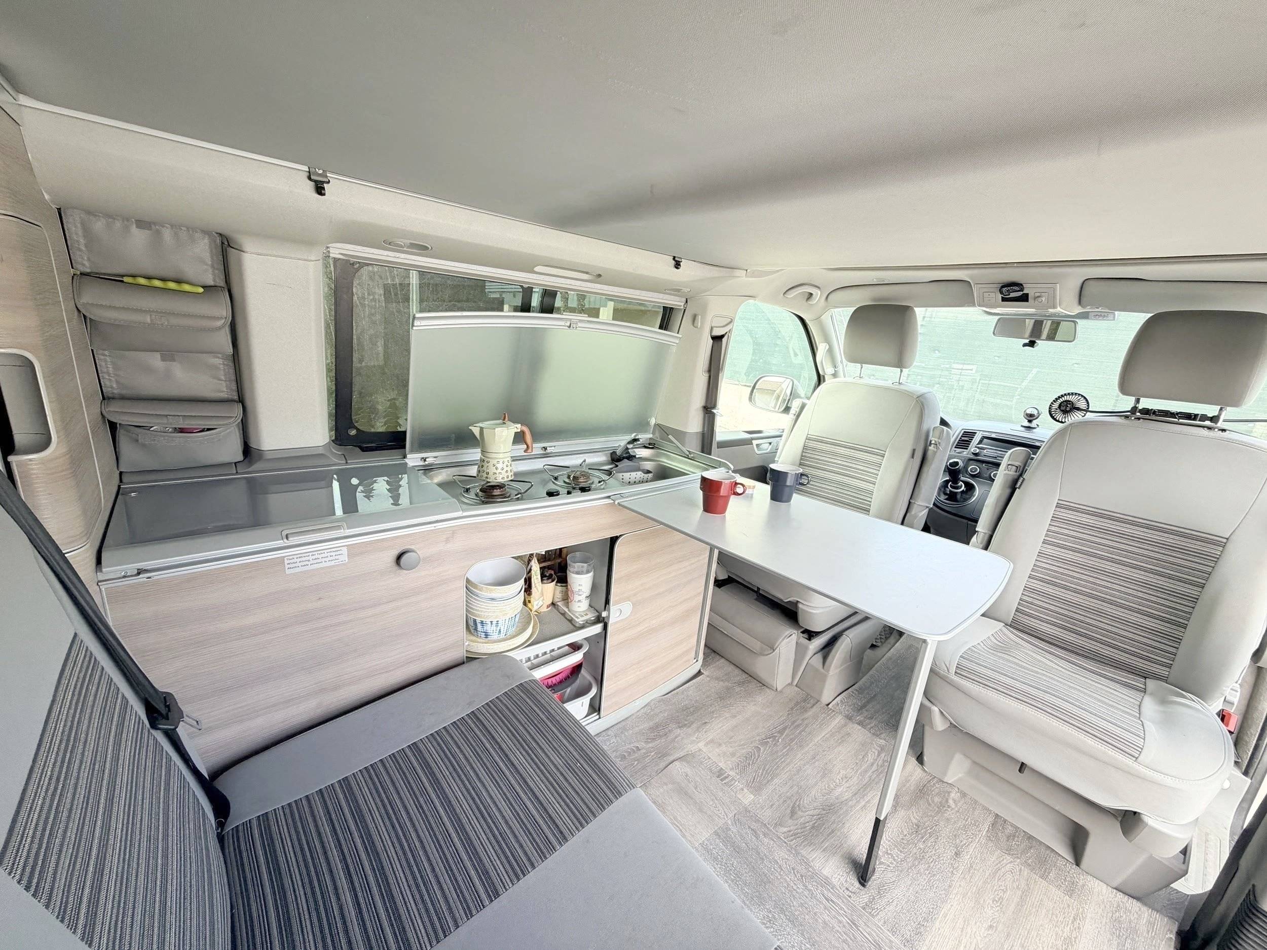 Dining Area Volkswagen - Yescapa