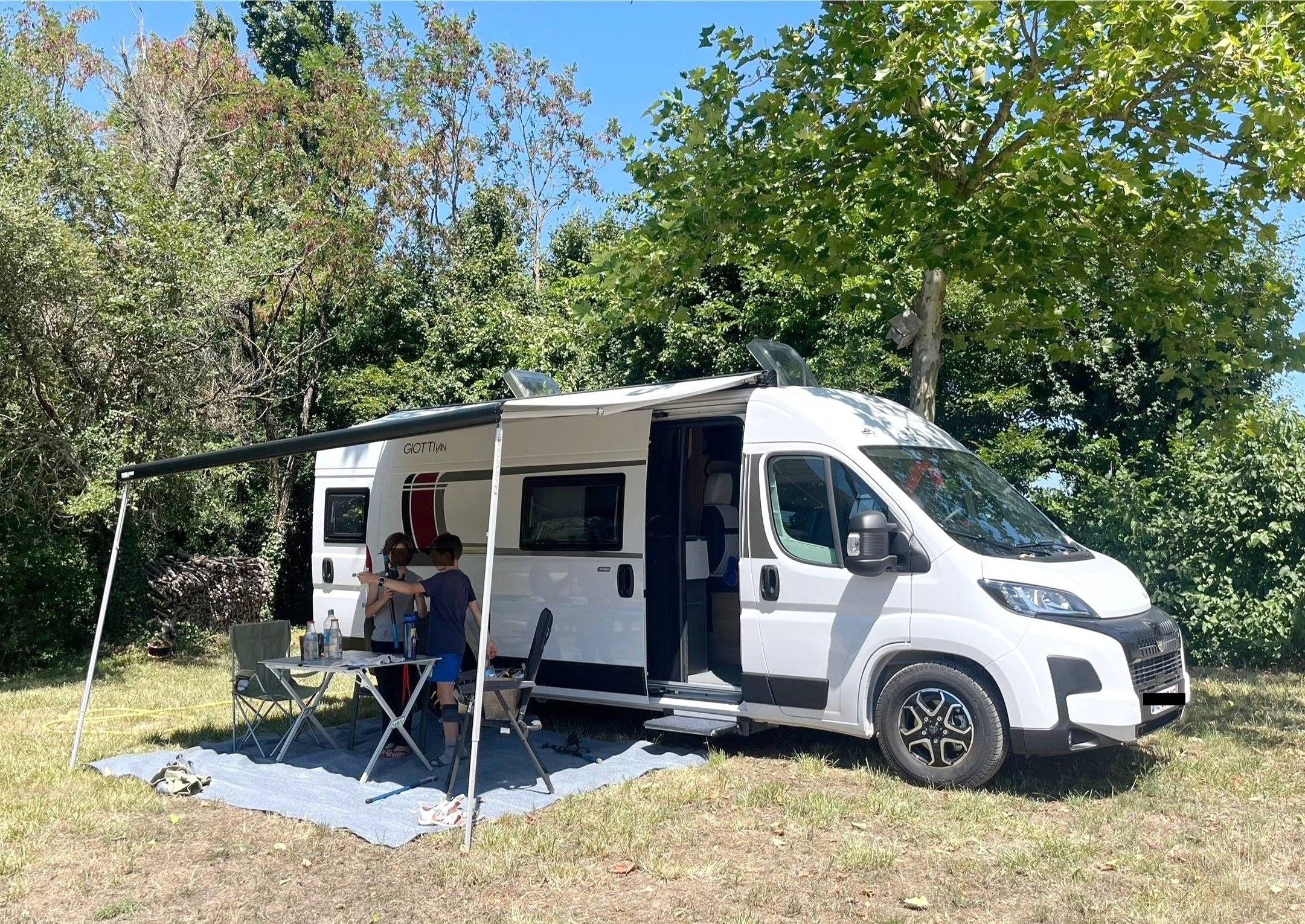 Vue avant de 3/4 Peugeot Boxer 2.2 Blue HDI 140ch - Yescapa