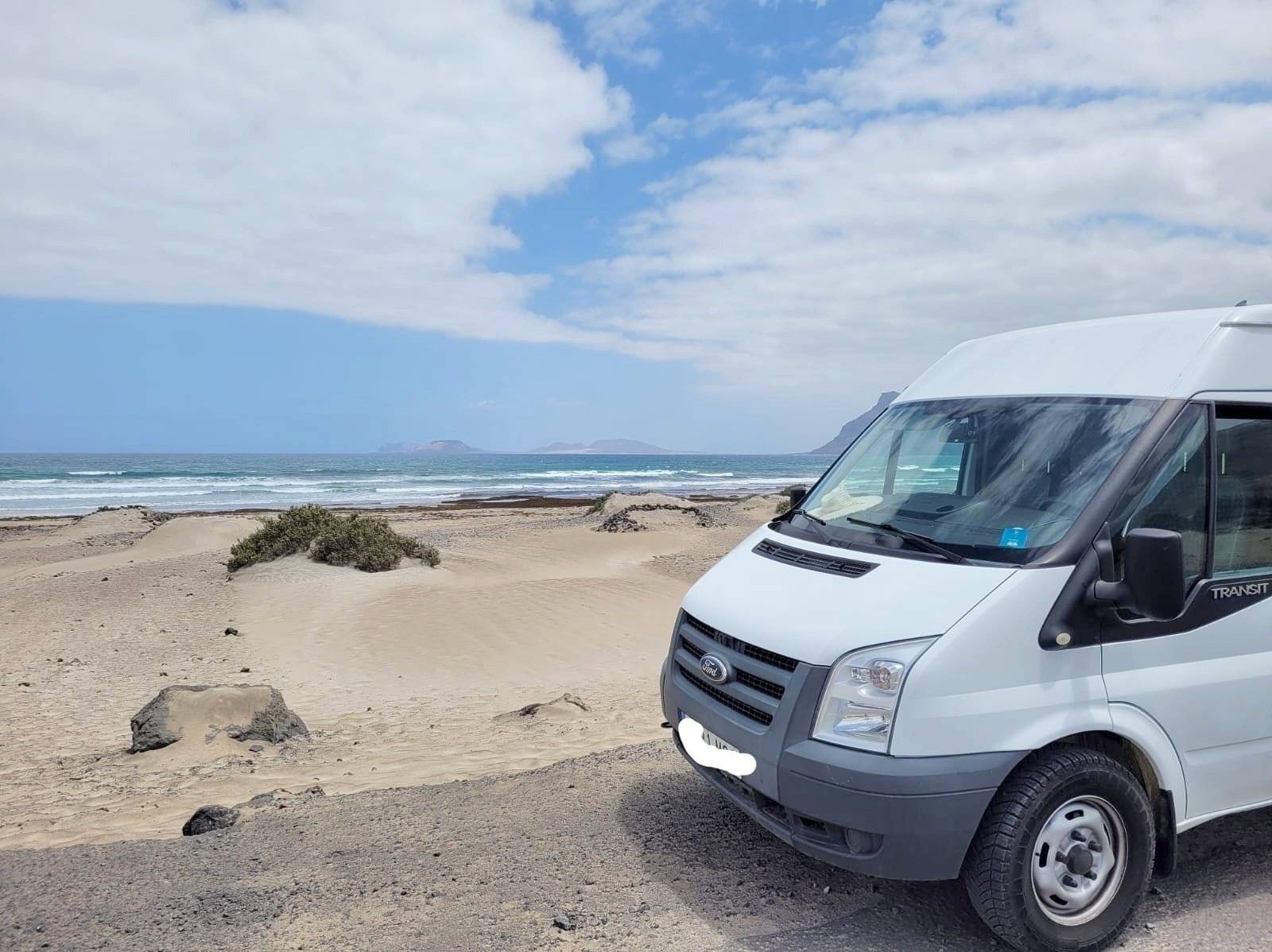 Front view from 3/4 Ford Transit 2,2 l 115 ch - Yescapa