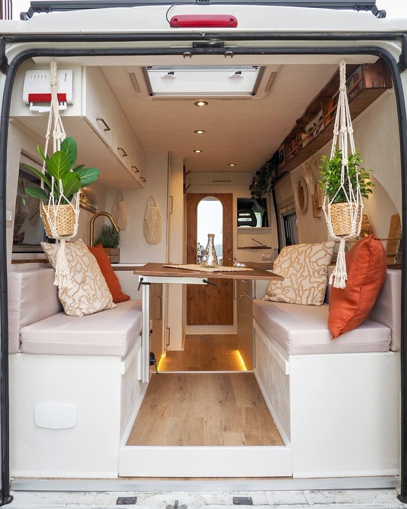 Front view from 3/4 Citroën Jumper 2,2 l 130 ch - Yescapa