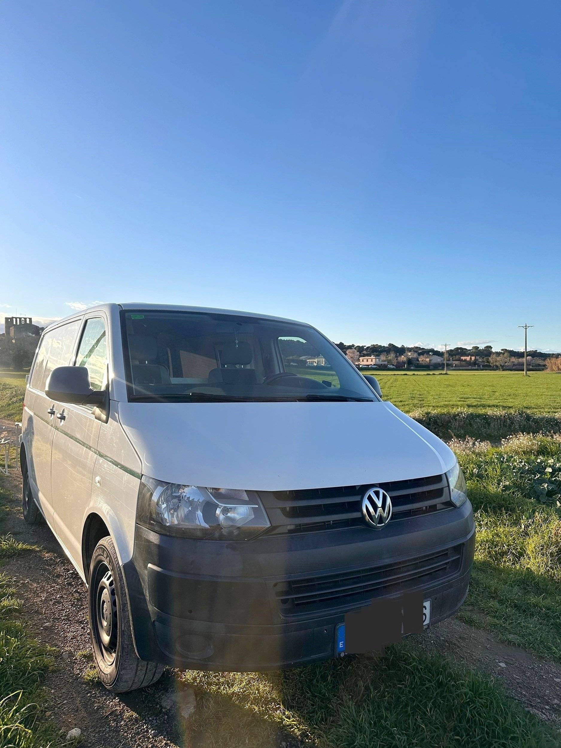 Vue avant de 3/4 Volkswagen Volkswagen Transporter T5.1 - Yescapa