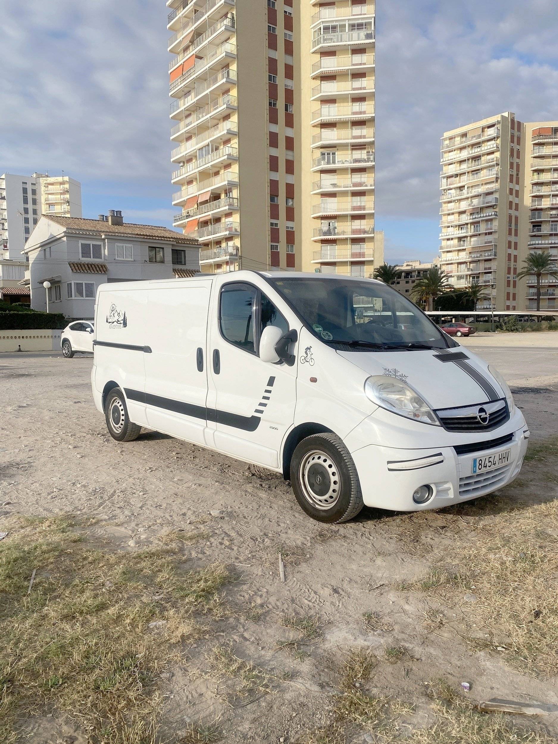 Front view from 3/4 Opel Vivaro Cargo 2.0 CDTI - Yescapa