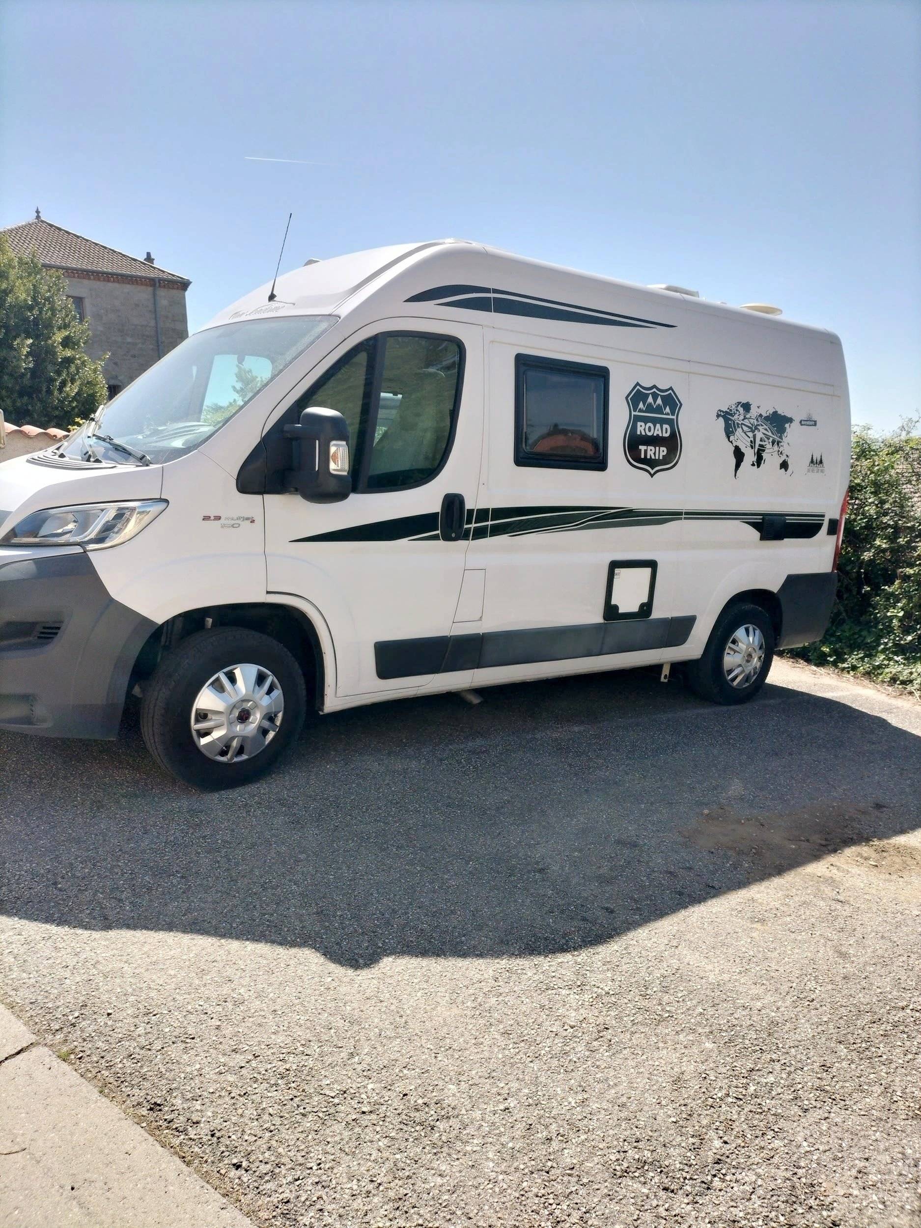 schräge Vorderansicht Fiat 2,3 l 130 ch. - Yescapa