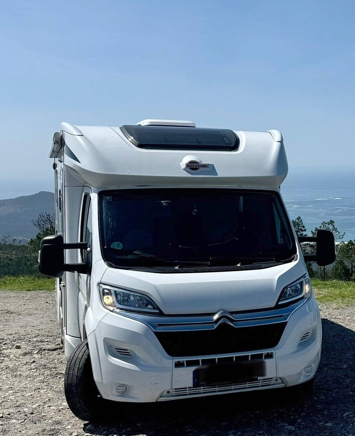 Front view from 3/4 Citroën 2.2L 140CV - Yescapa