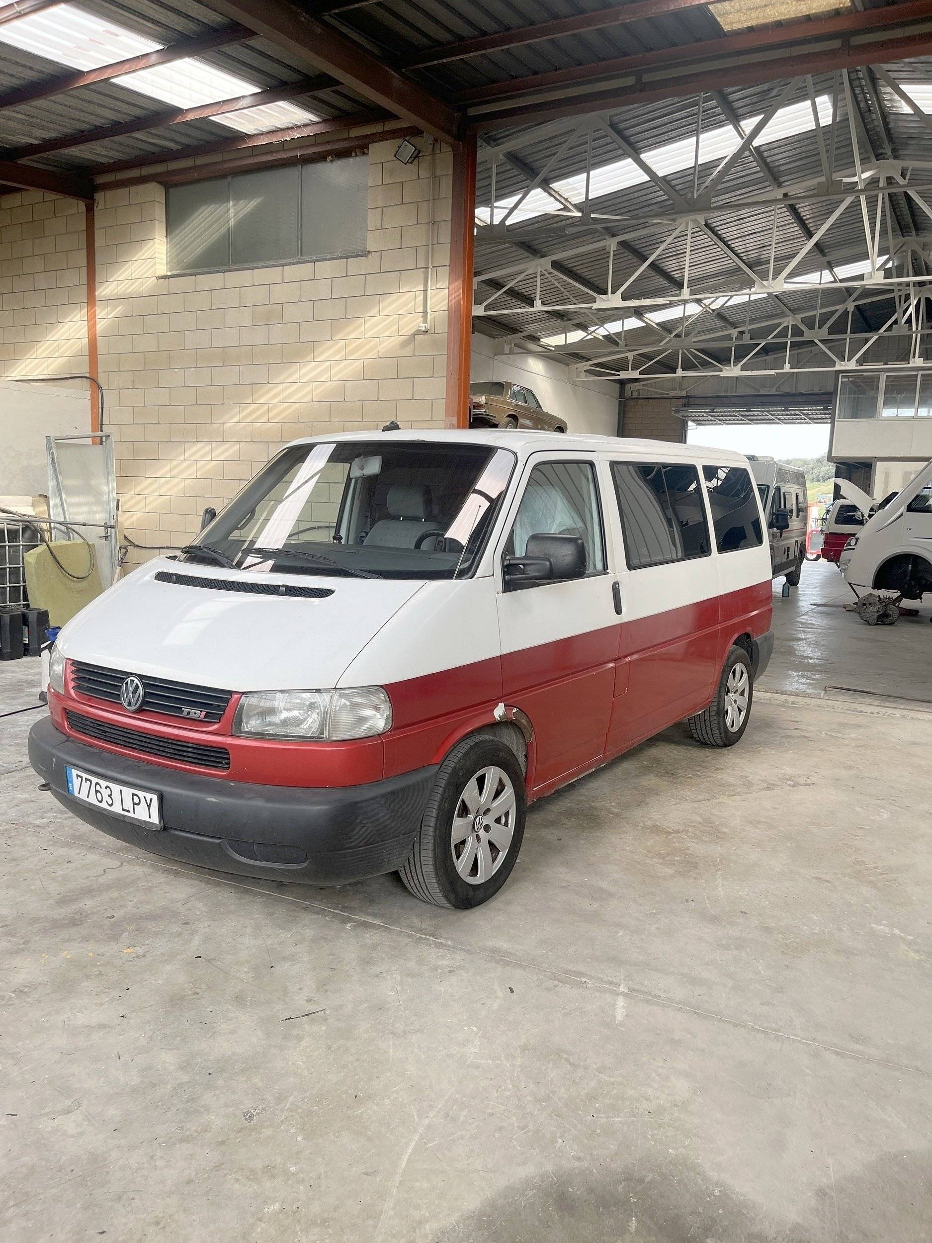 schräge Vorderansicht Volkswagen Transporter T4 Multivan - Yescapa