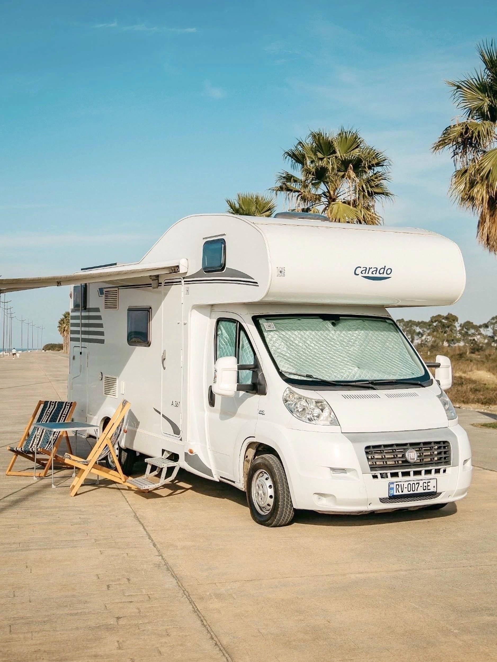 schräge Vorderansicht Fiat 2,3 l 130 ch. - Yescapa