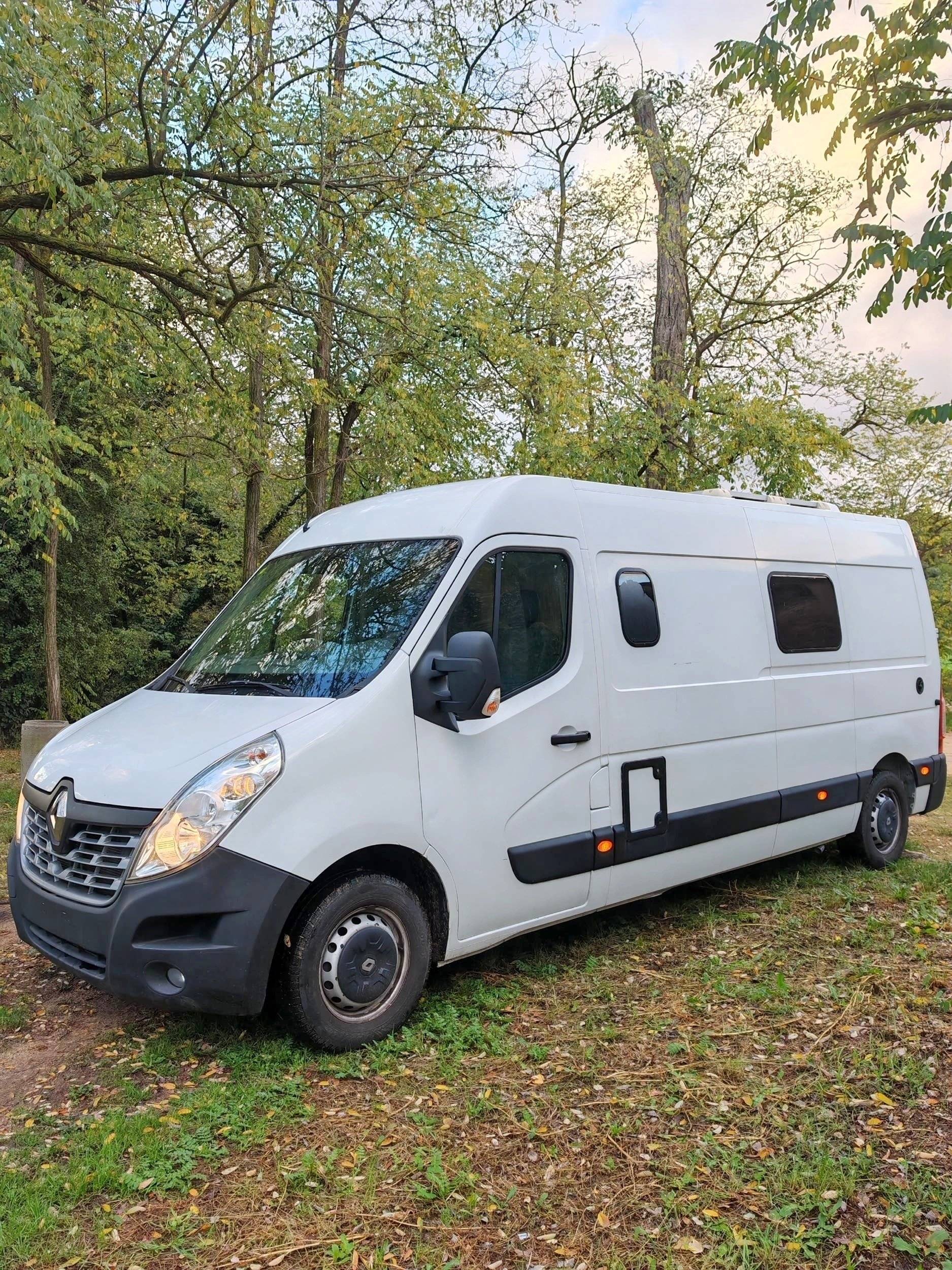 Vista del vehículo ángulo delantero Renault Master 2,3 l 130 ch - Yescapa