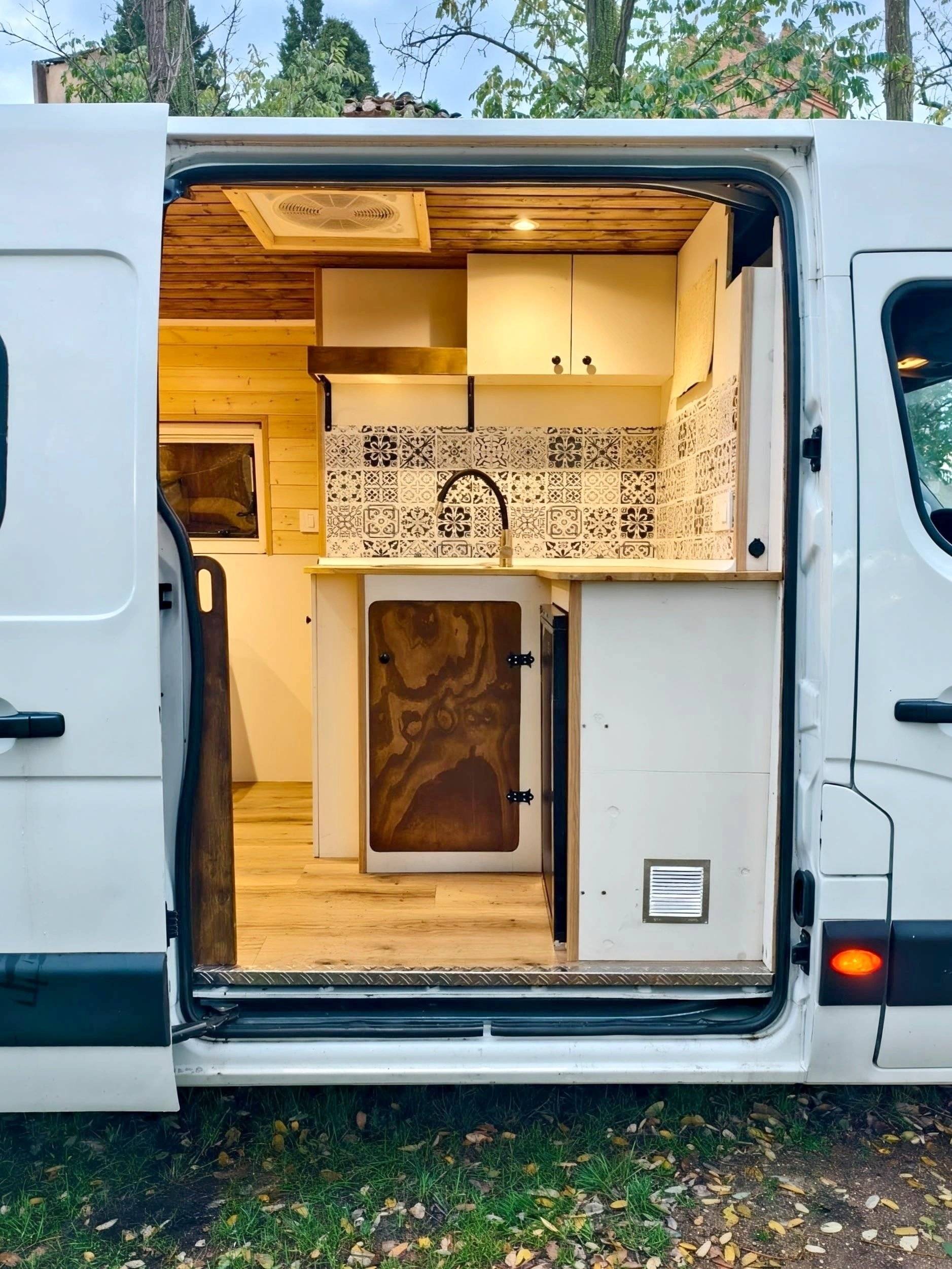 Front view from 3/4 Renault Master 2,3 l 130 ch - Yescapa