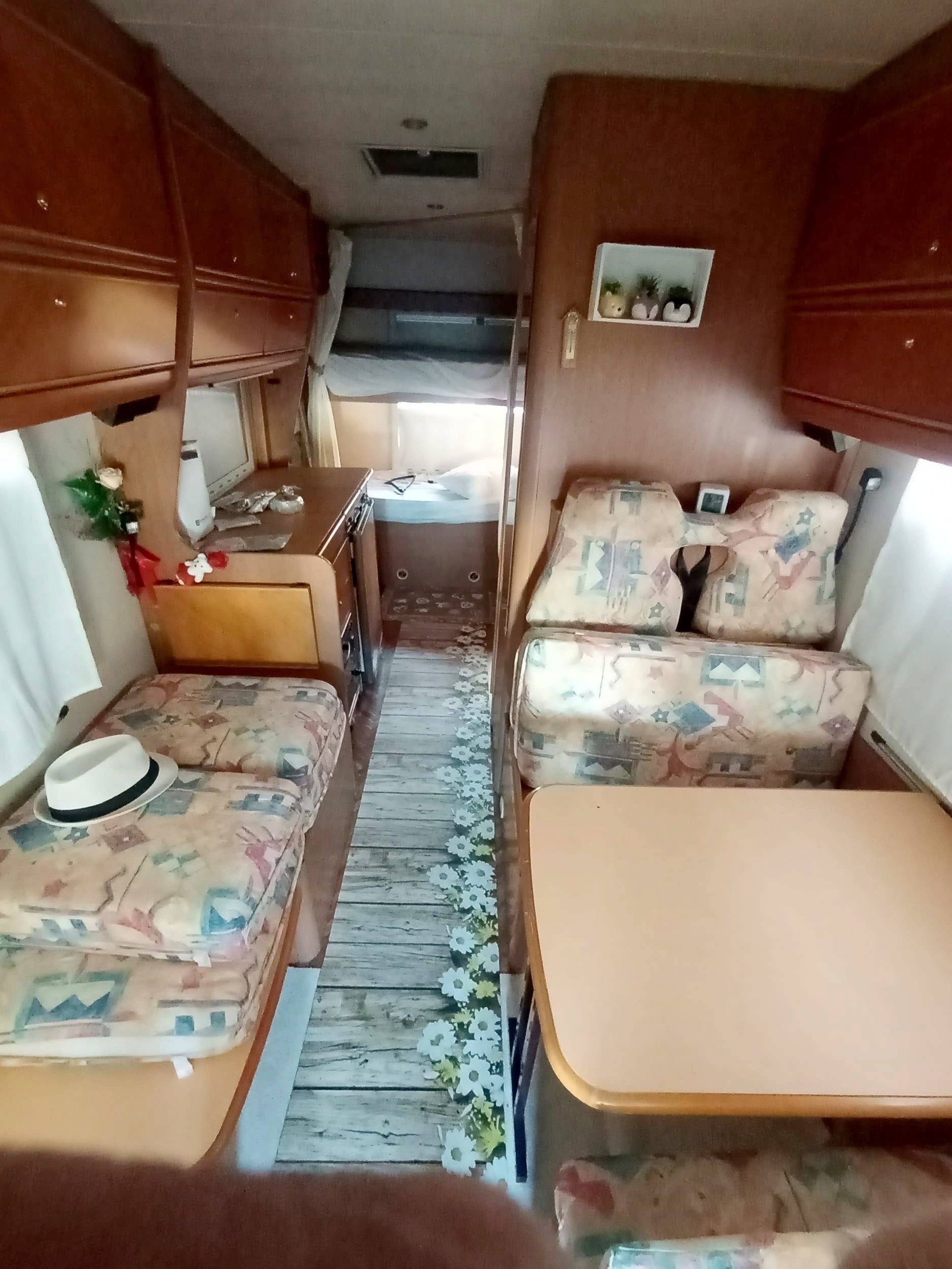Dining Area Fiat ducato 2,8 htdi - Yescapa
