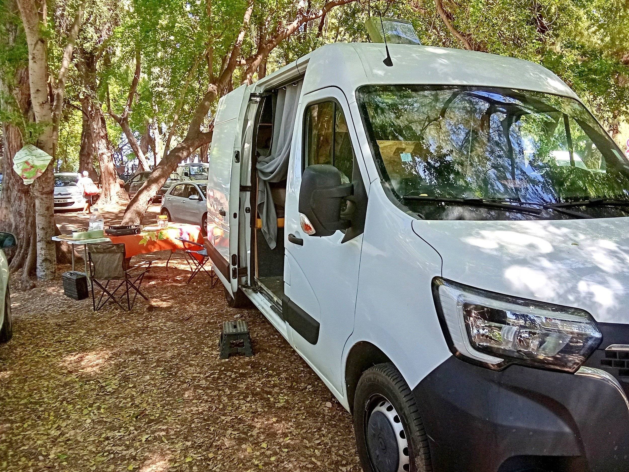 Vista de 3/4 Renault Master 2,3 l 135 ch - Yescapa