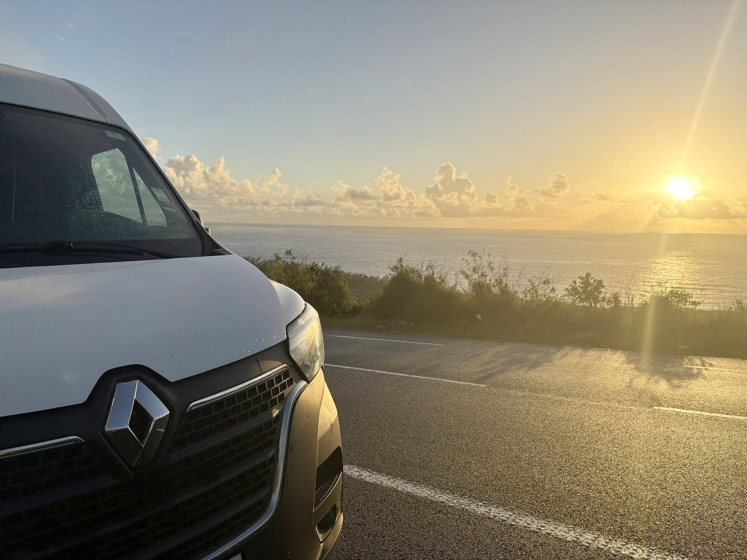Vue avant de 3/4 Renault Master 2,3 l 135 ch - Yescapa