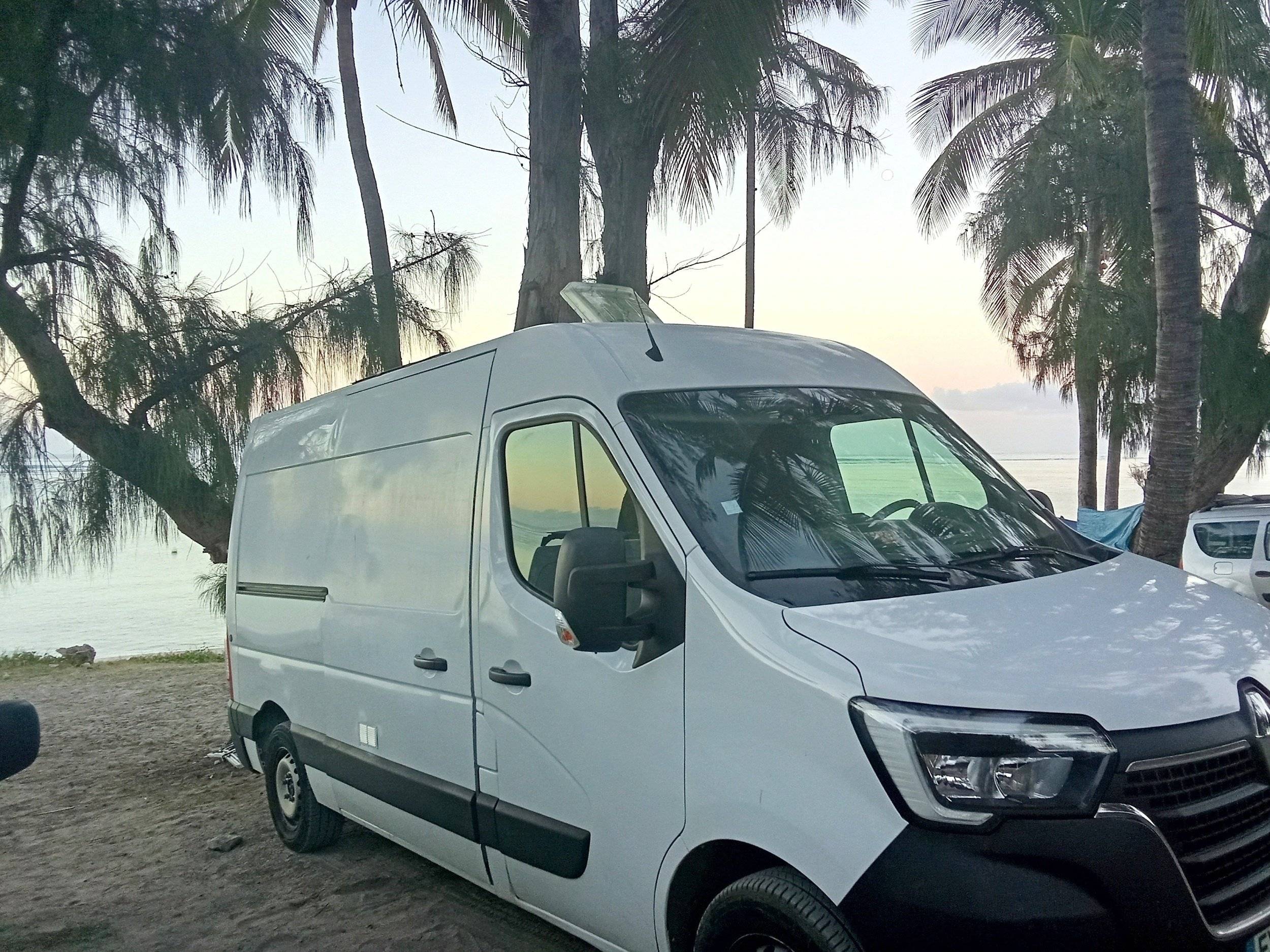 Vue avant de 3/4 Renault Master 2,3 l 135 ch - Yescapa