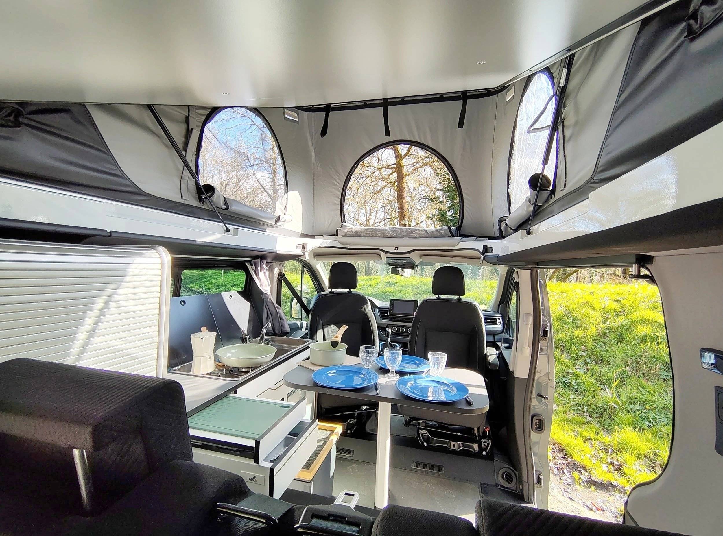 Dining Area Renault Trafic - Yescapa